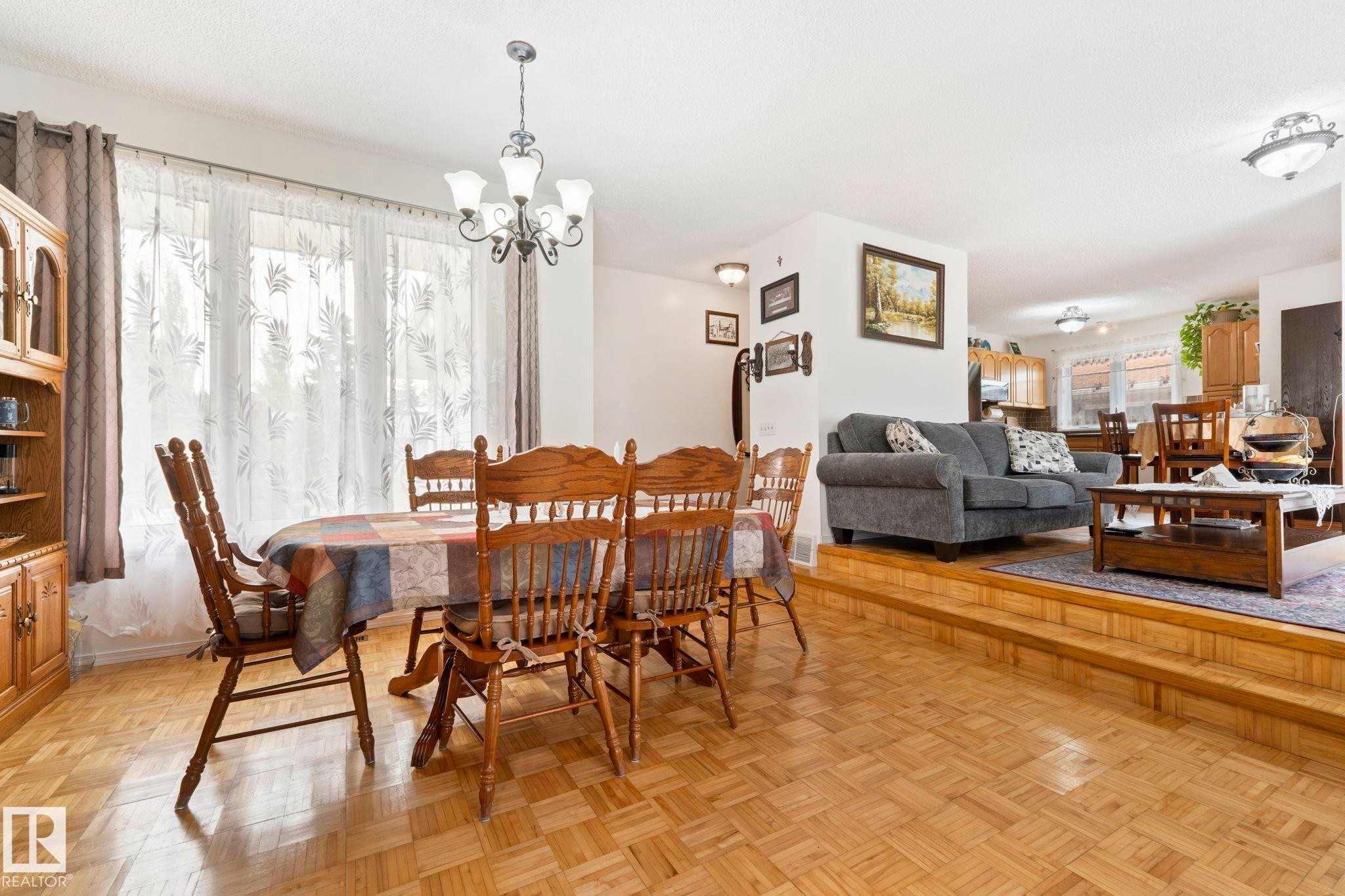 8704 43 Avenue Nw, Edmonton, AB - Indoor