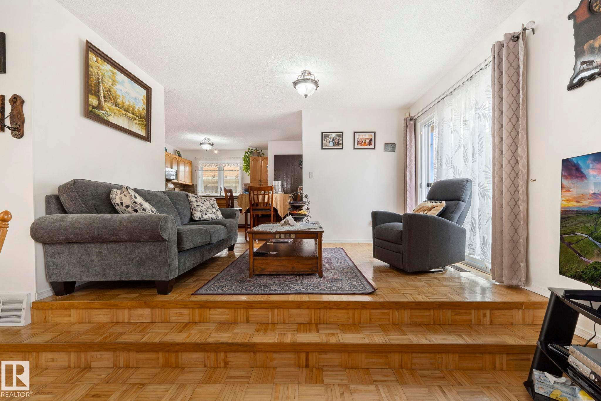 8704 43 Avenue Nw, Edmonton, AB - Indoor Photo Showing Living Room