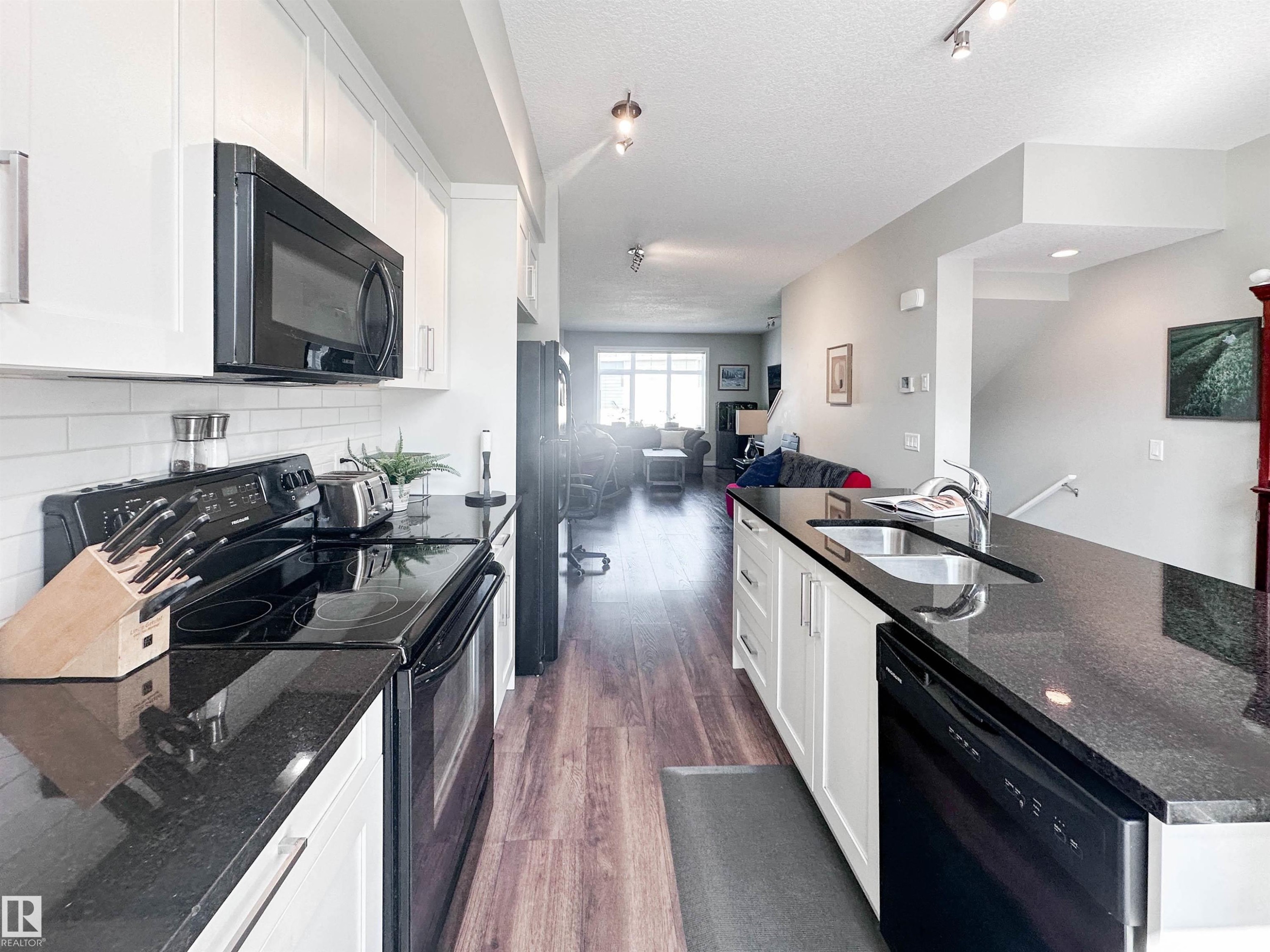 #89 600 Bellerose Dr, St. Albert, AB - Indoor Photo Showing Kitchen With Double Sink With Upgraded Kitchen