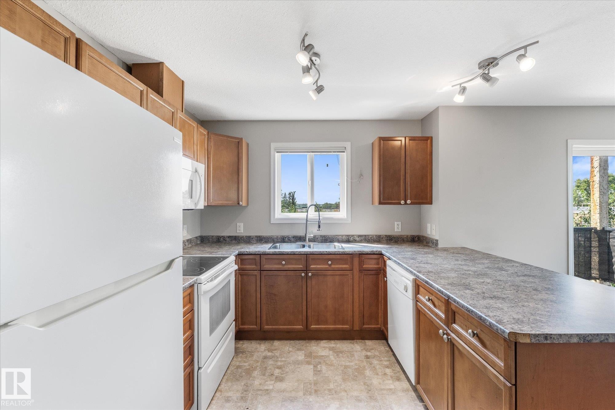 #208 4903 47 Av, Stony Plain, AB - Indoor Photo Showing Kitchen With Double Sink