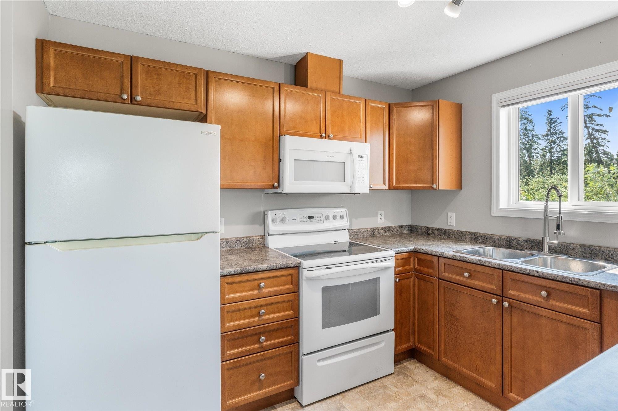 #208 4903 47 Av, Stony Plain, AB - Indoor Photo Showing Kitchen With Double Sink