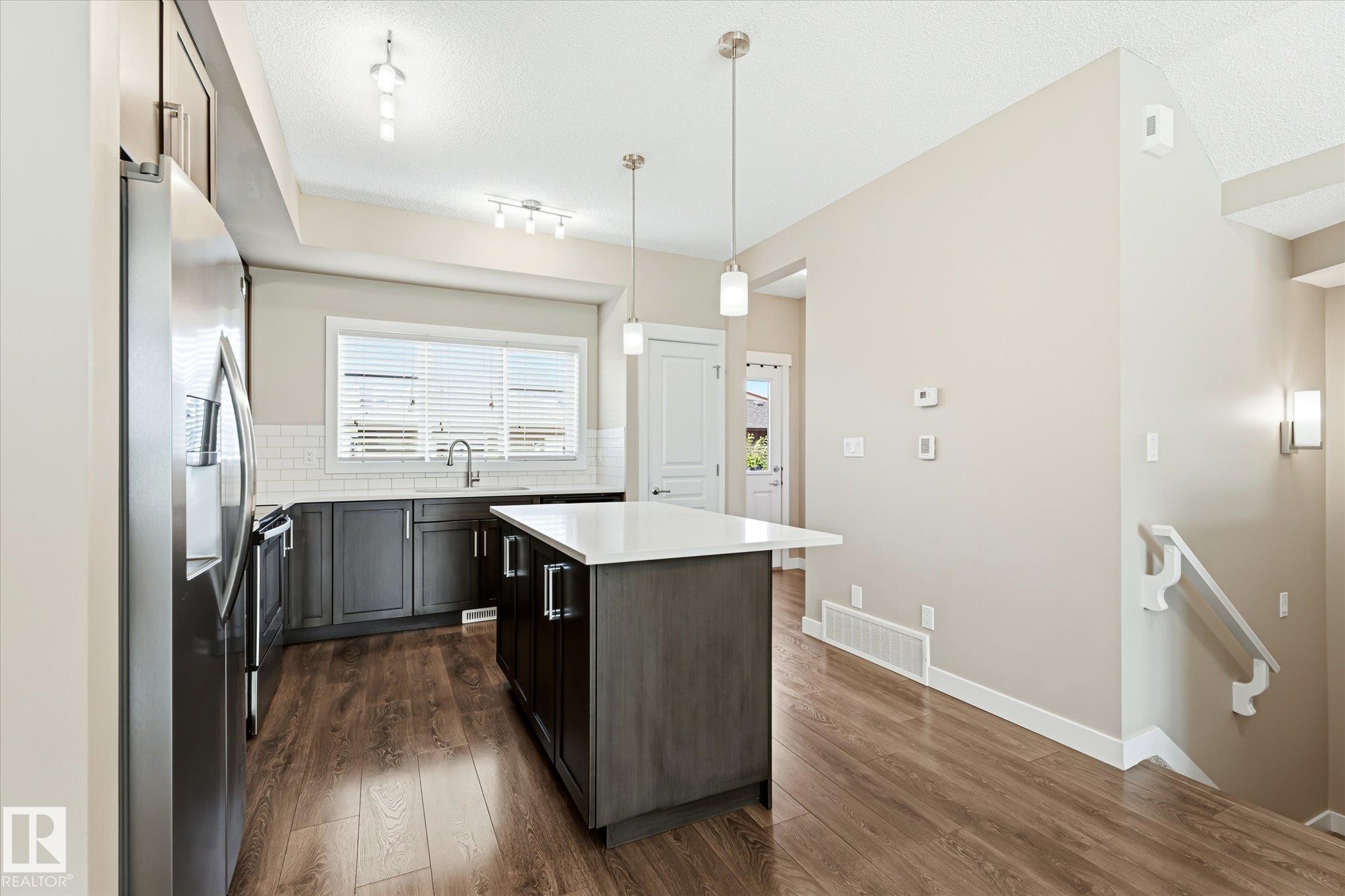 2016 Cavanagh Drive Sw, Edmonton, AB - Indoor Photo Showing Kitchen With Upgraded Kitchen
