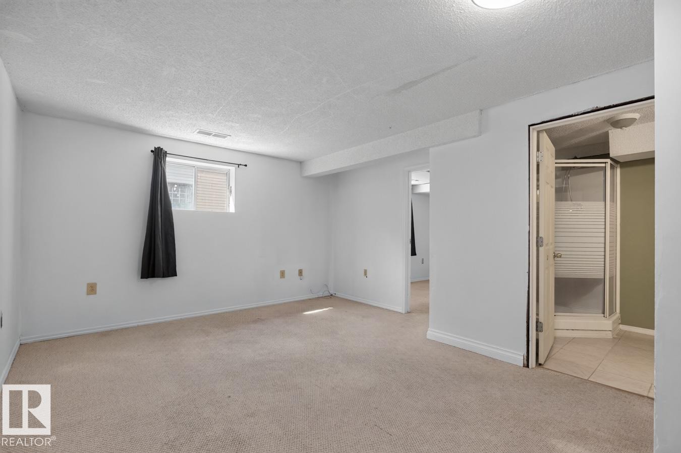 Carpeted room with a window featuring horizontal blinds - 4003 41 Avenue Nw, Edmonton, AB - Indoor