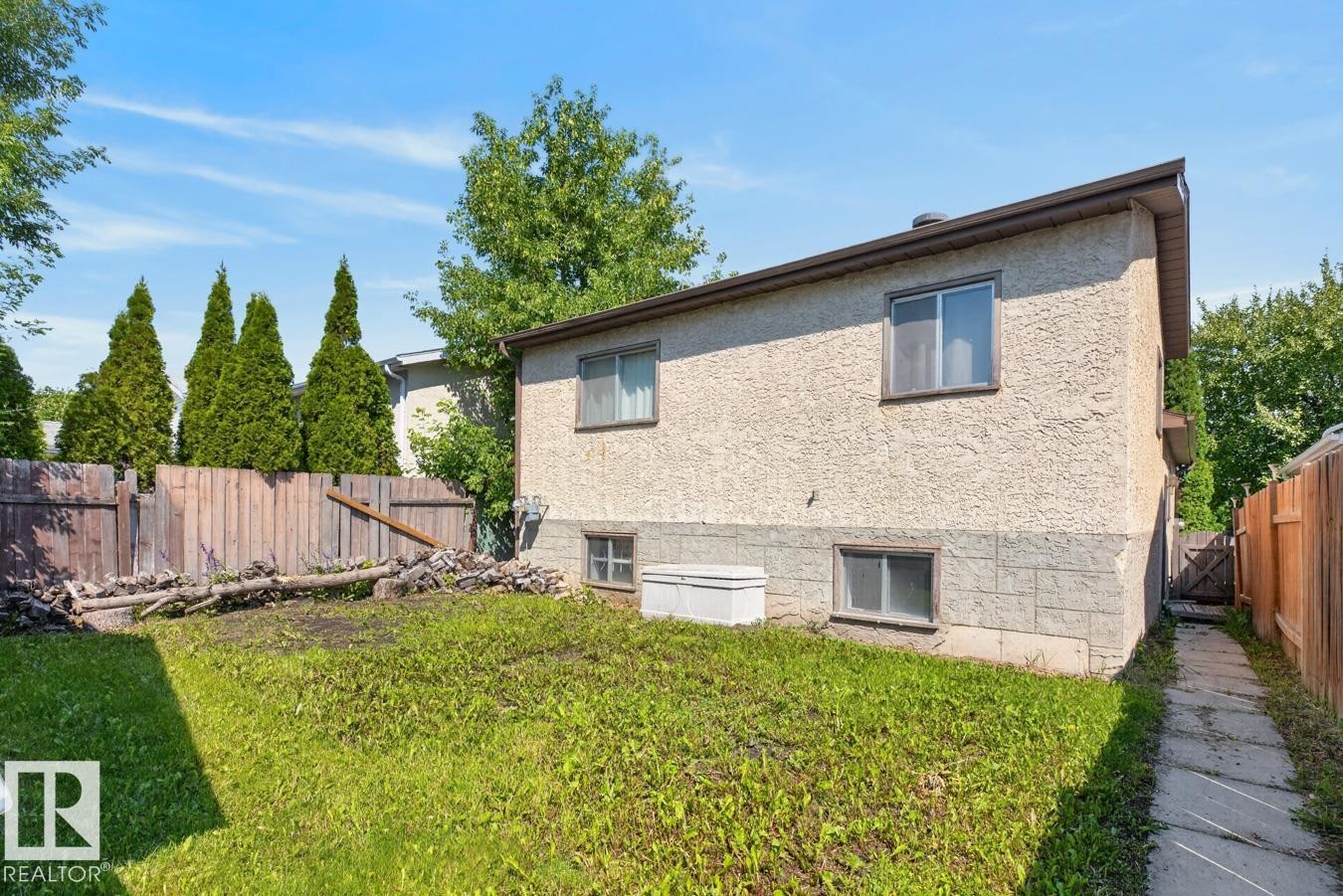 Two-story stucco property with a block foundation - 4003 41 Avenue Nw, Edmonton, AB - Outdoor