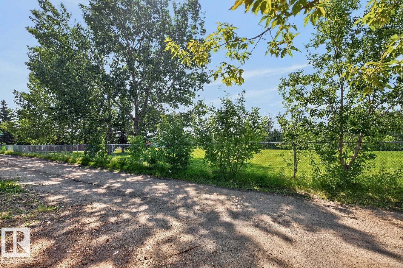 Image quality insufficient for description - 4003 41 Avenue Nw, Edmonton, AB - Outdoor With View