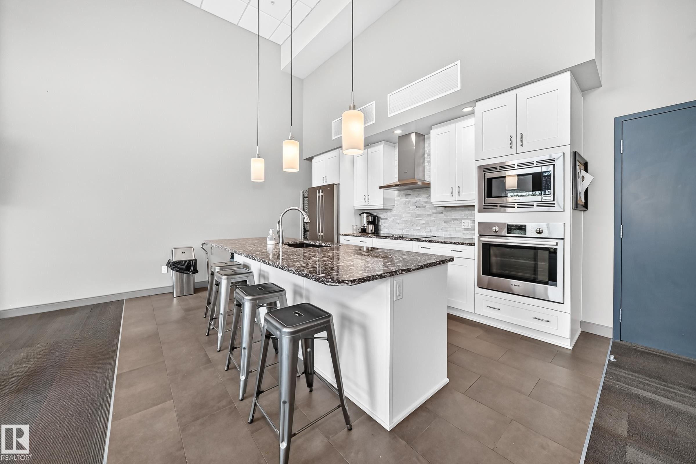 #507 200 Bellerose Dr, St. Albert, AB - Indoor Photo Showing Kitchen With Upgraded Kitchen