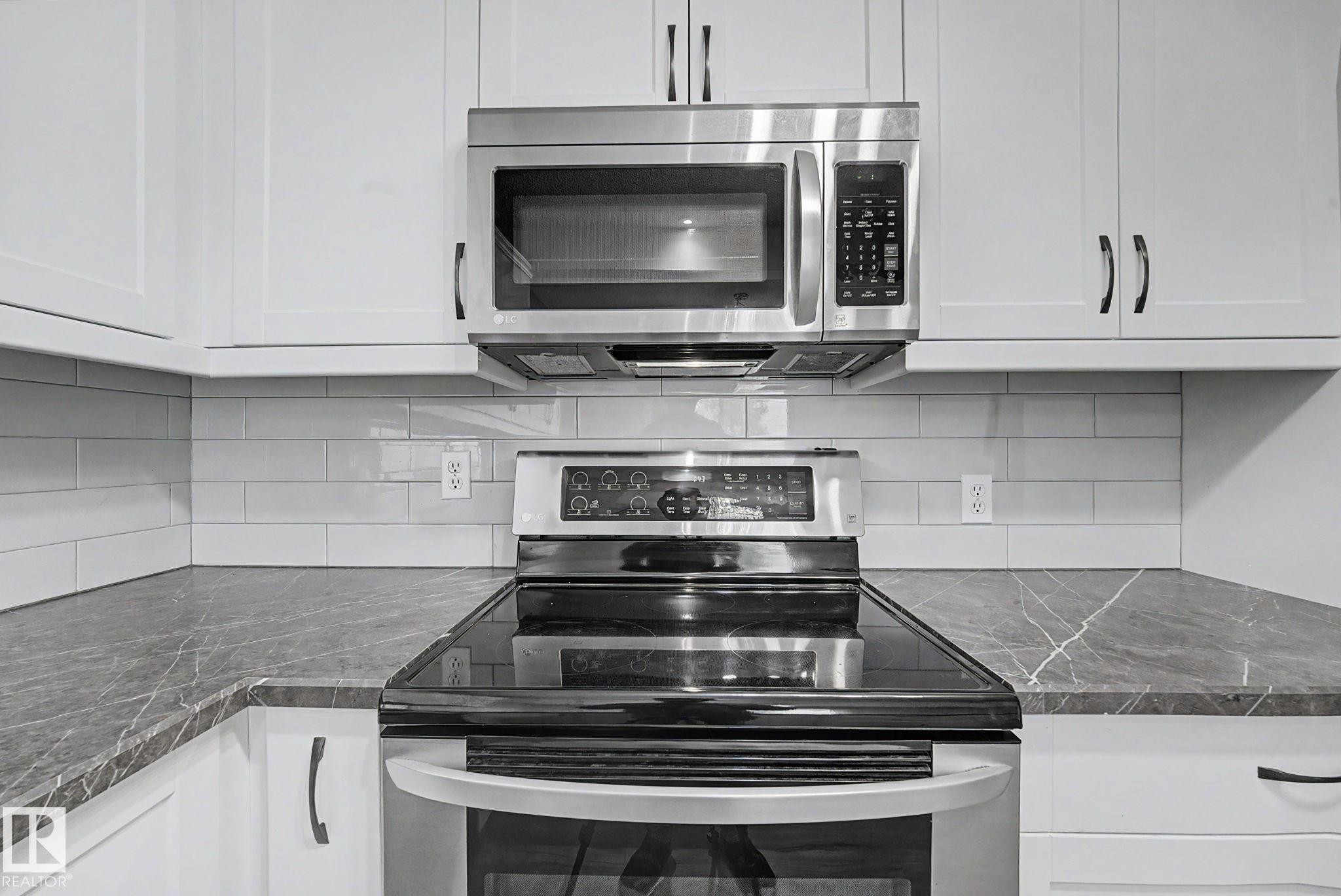 #7 10 Devon Cl, St. Albert, AB - Indoor Photo Showing Kitchen With Upgraded Kitchen