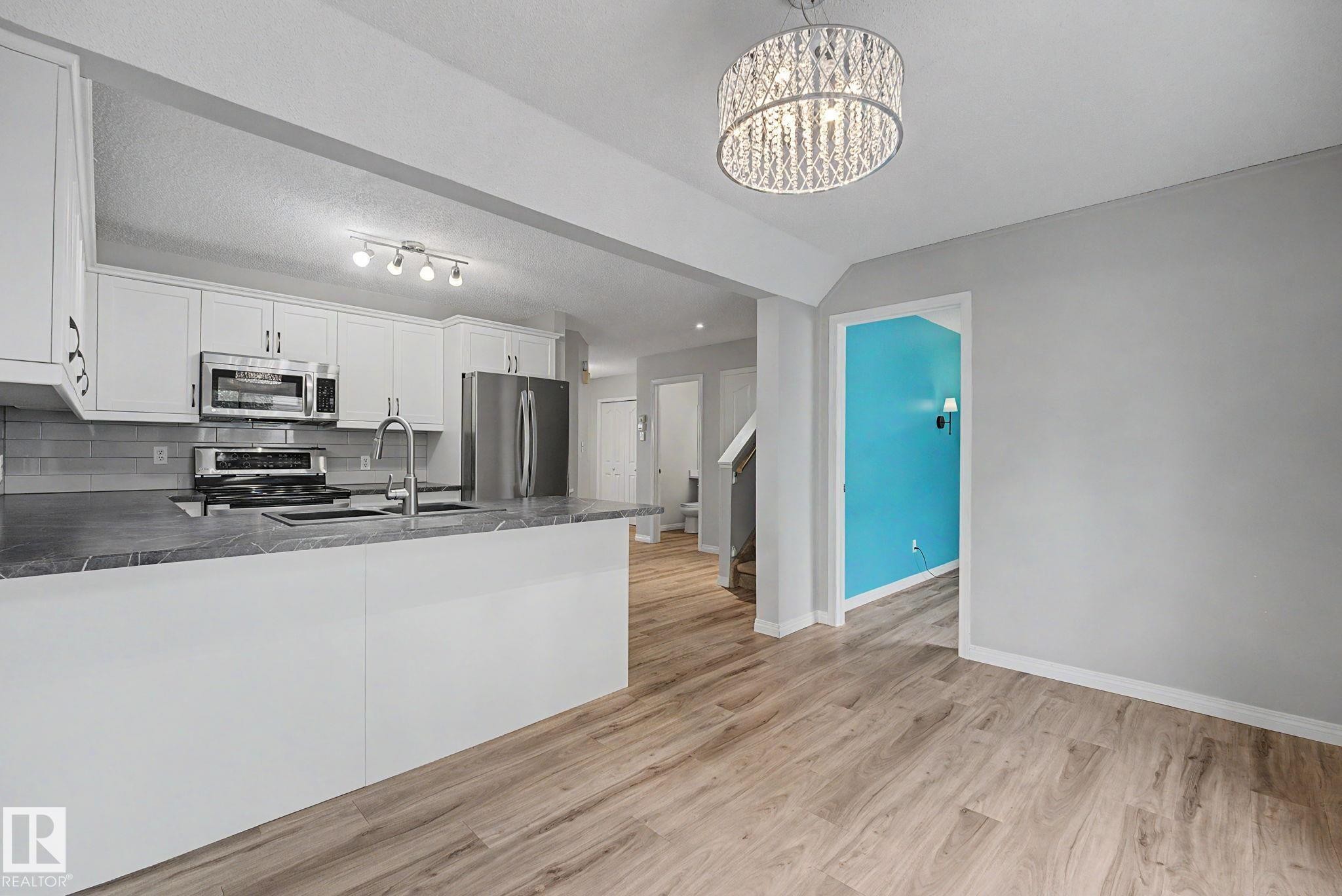 #7 10 Devon Cl, St. Albert, AB - Indoor Photo Showing Kitchen