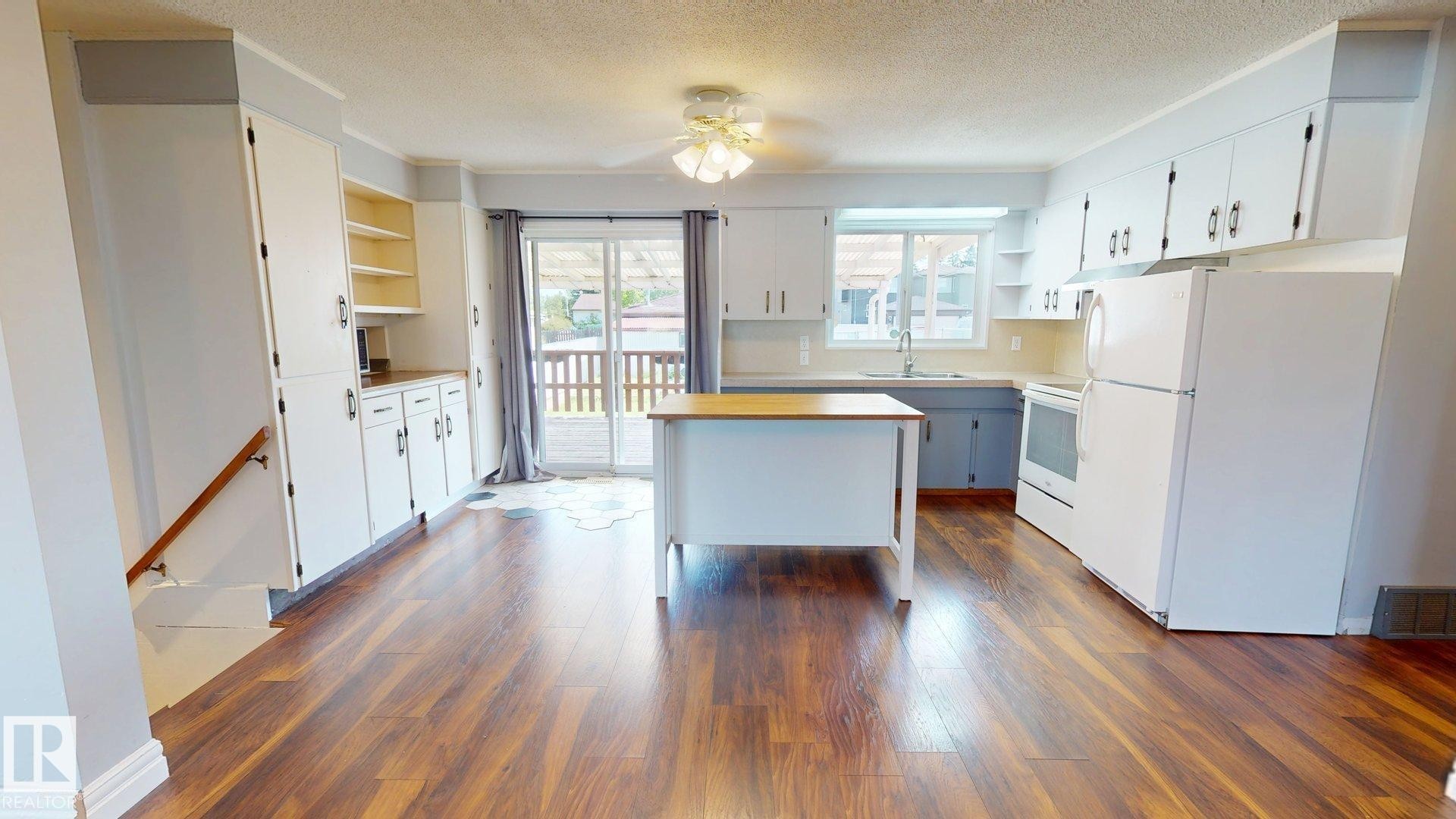 10661 152 Street Nw, Edmonton, AB - Indoor Photo Showing Kitchen