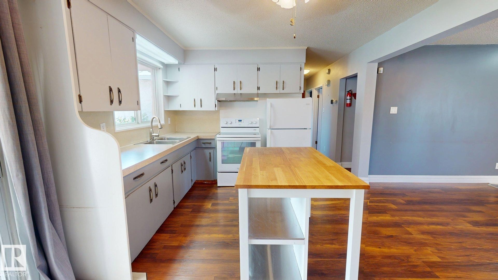 10661 152 Street Nw, Edmonton, AB - Indoor Photo Showing Kitchen With Double Sink