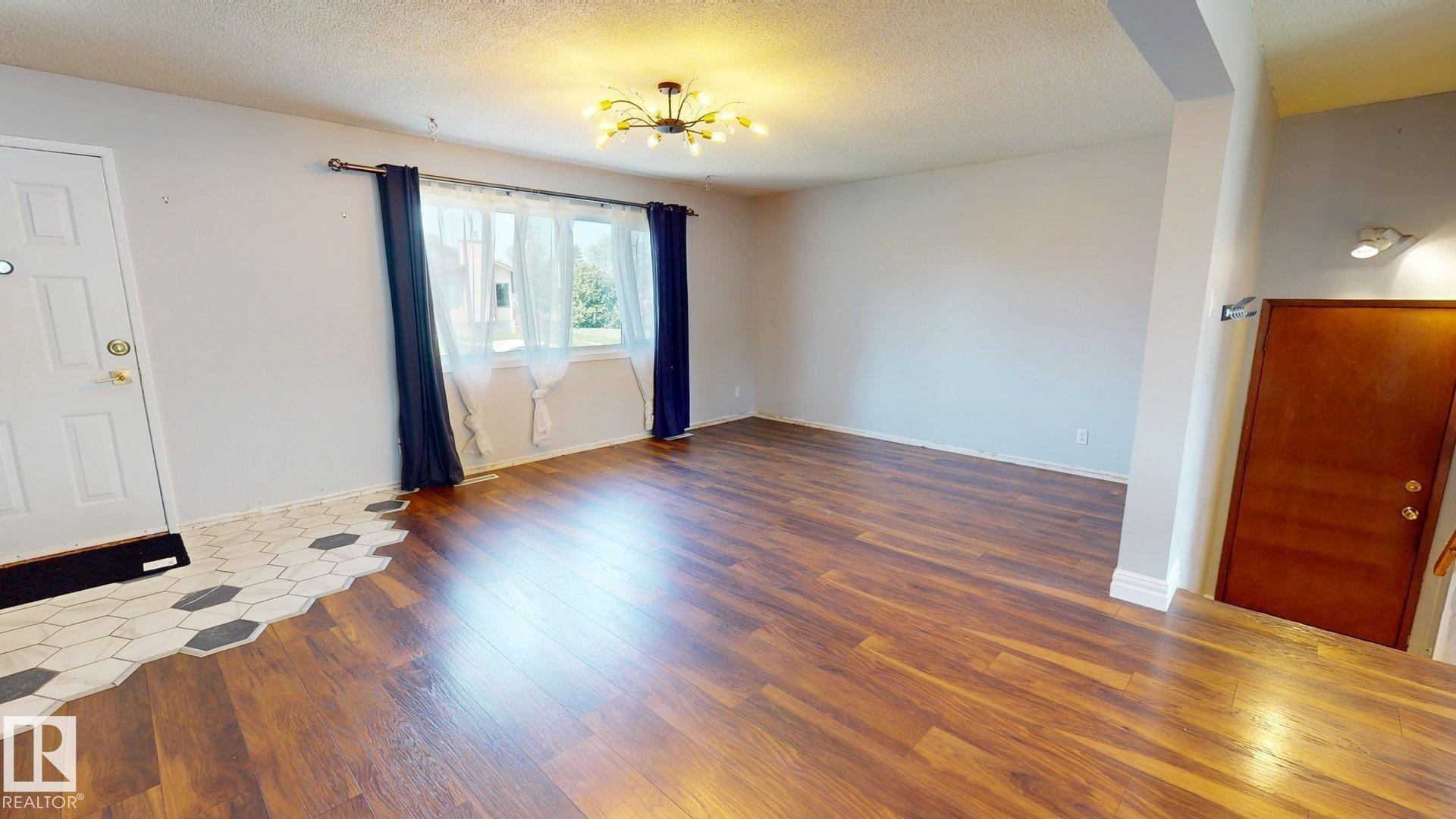 10661 152 Street Nw, Edmonton, AB - Indoor Photo Showing Other Room