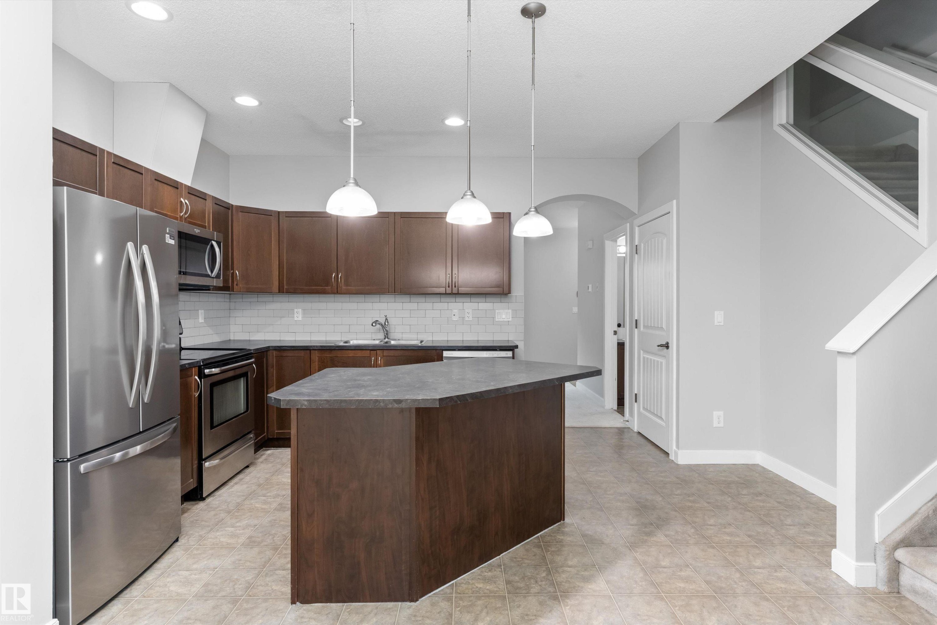 #7 13825 155 Av Nw, Edmonton, AB - Indoor Photo Showing Kitchen With Upgraded Kitchen