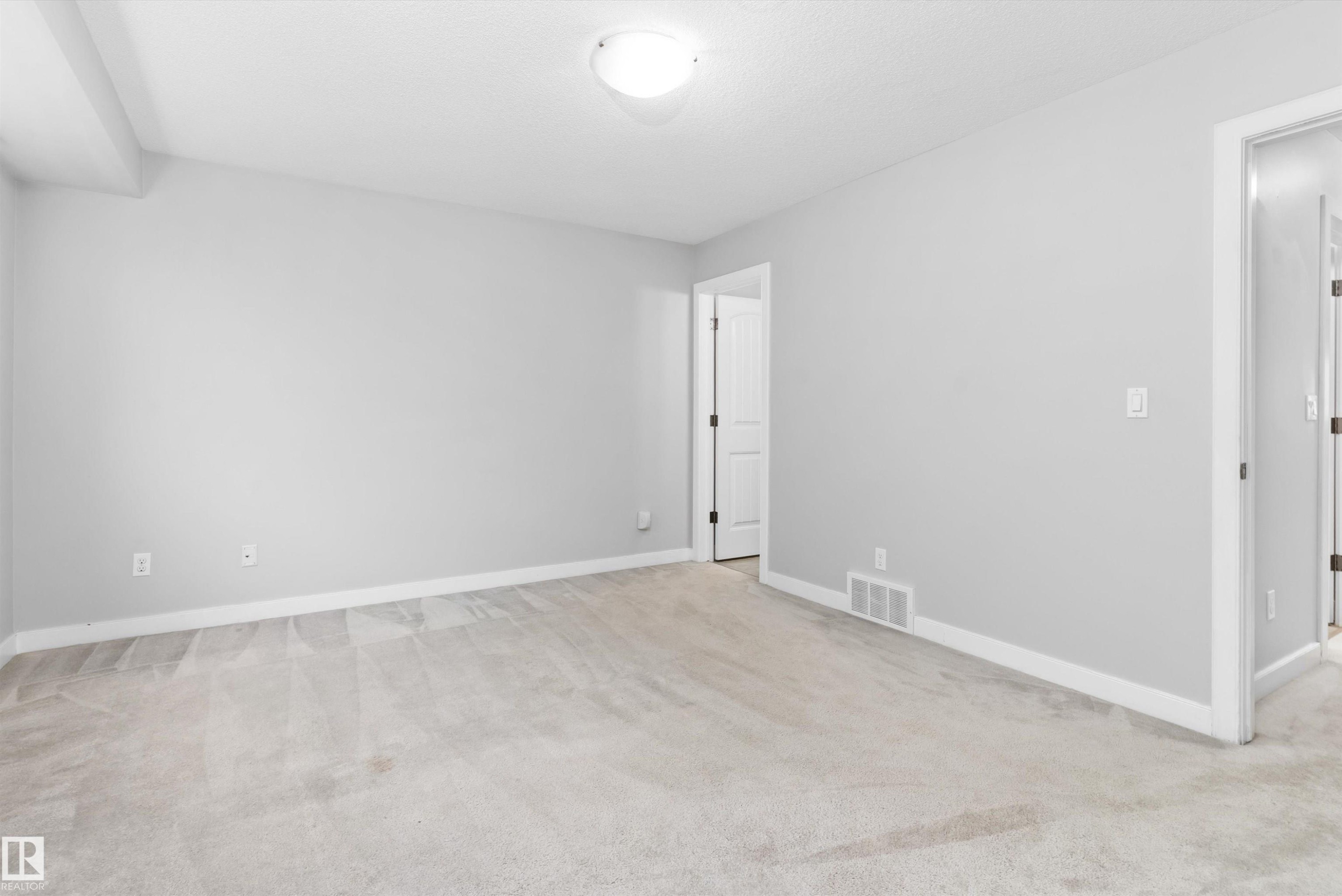 #7 13825 155 Av Nw, Edmonton, AB - Indoor Photo Showing Other Room