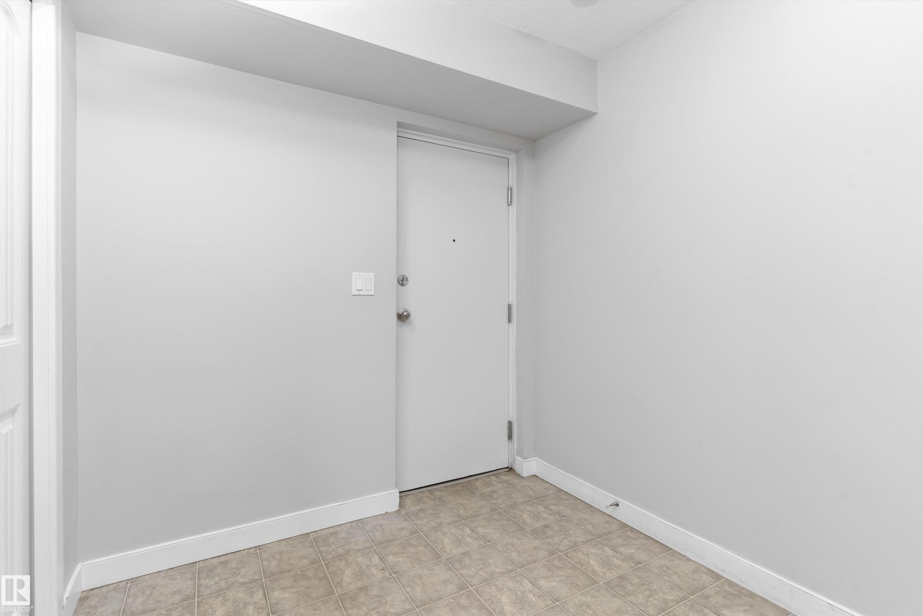 #7 13825 155 Av Nw, Edmonton, AB - Indoor Photo Showing Other Room