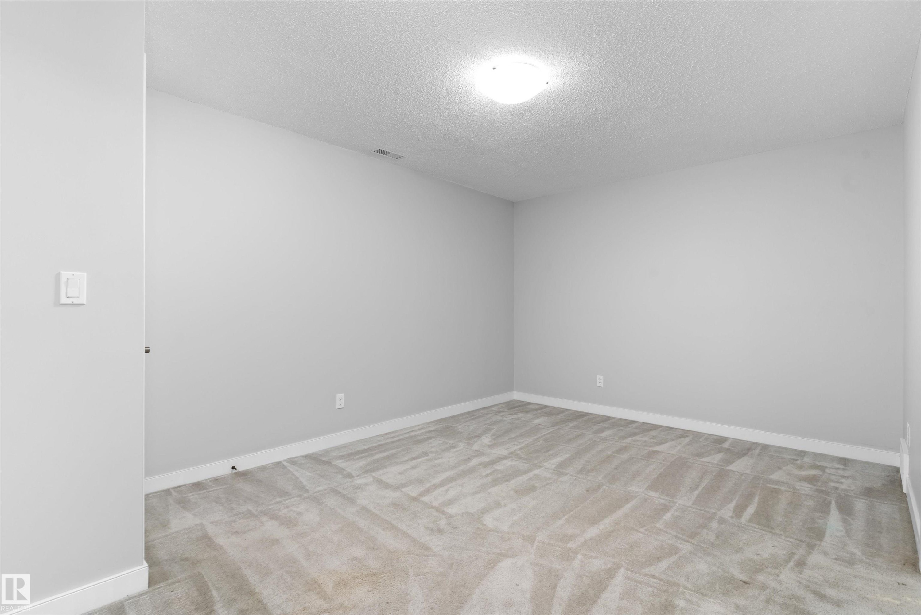 #7 13825 155 Av Nw, Edmonton, AB - Indoor Photo Showing Other Room