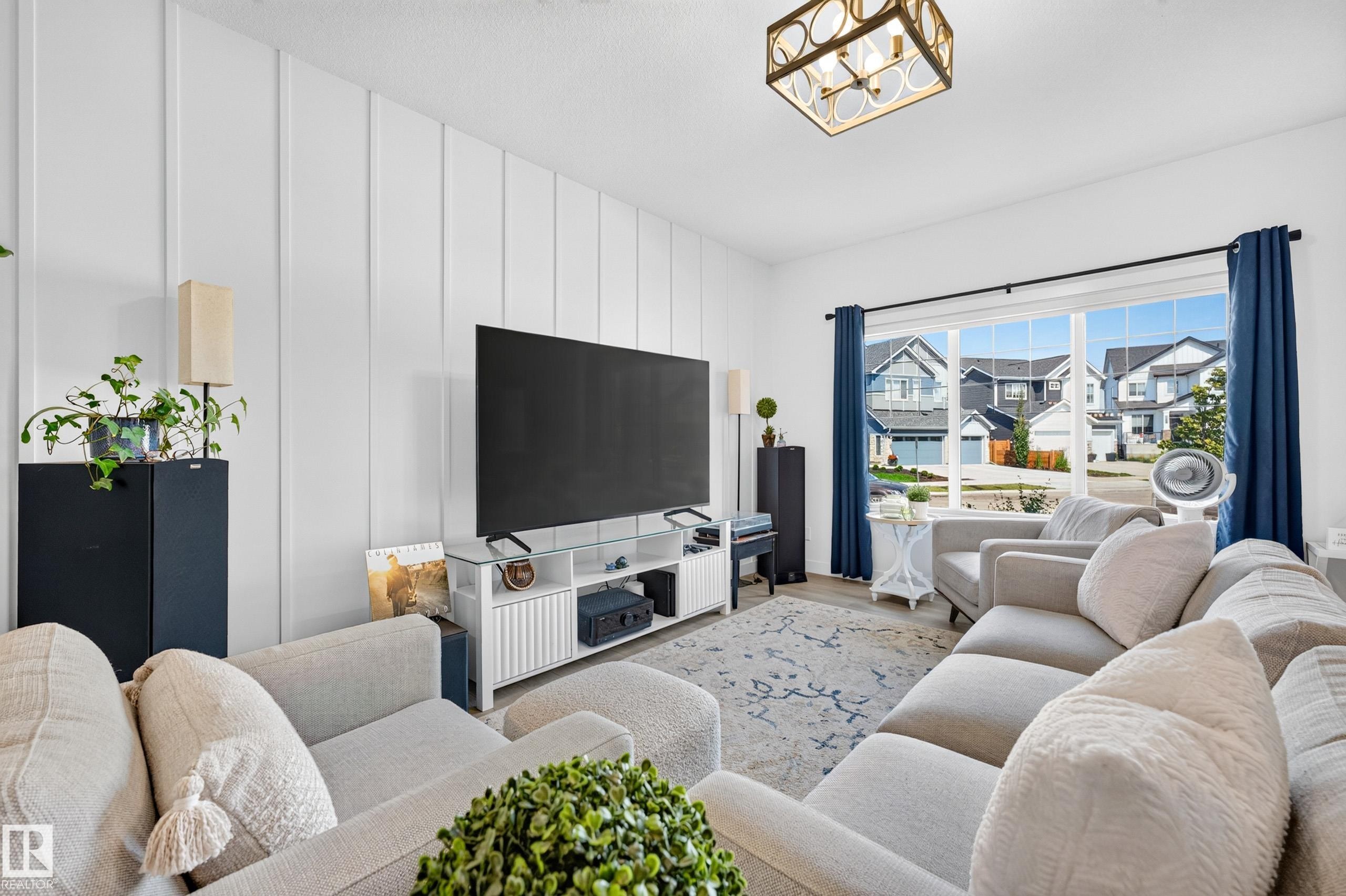 350 Jensen Lakes Boulevard, St. Albert, AB - Indoor Photo Showing Living Room
