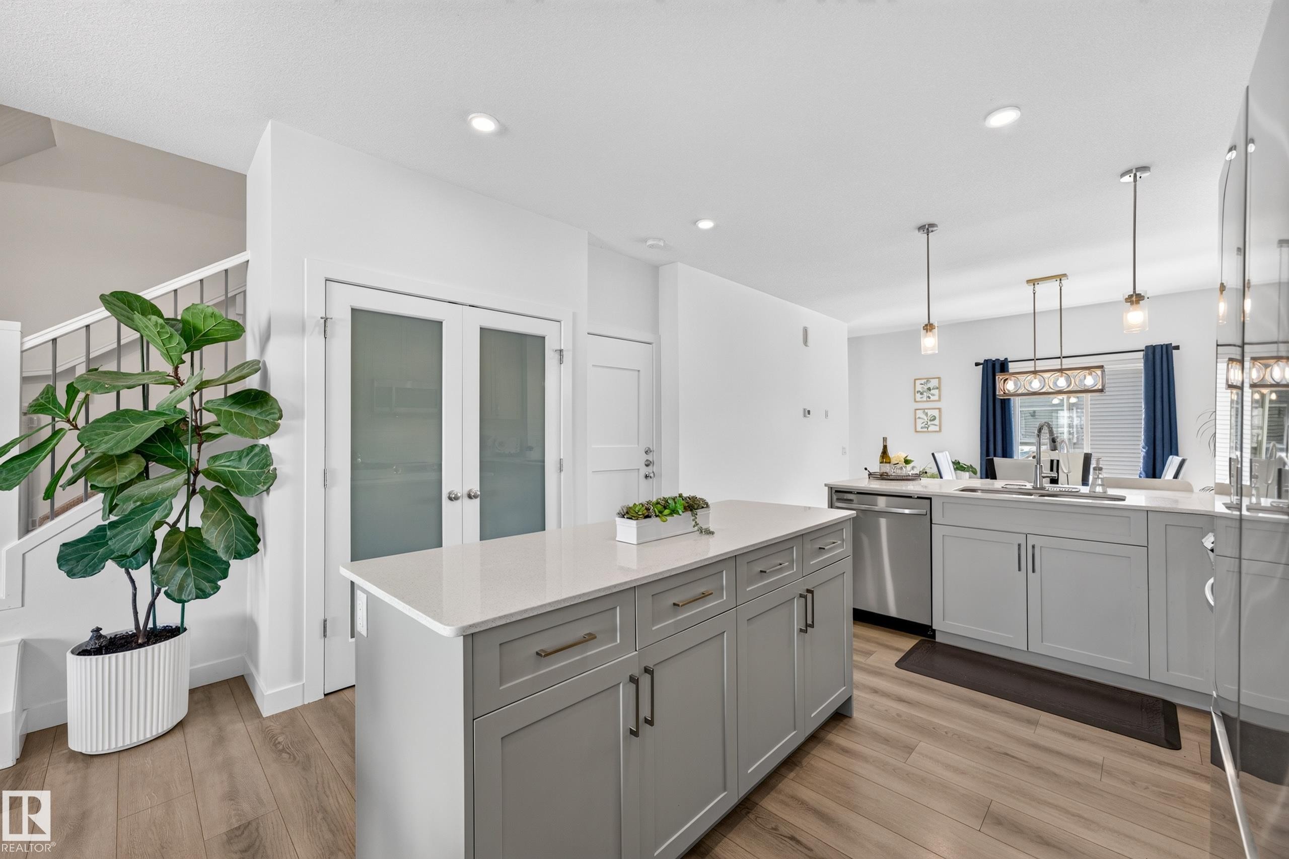 350 Jensen Lakes Boulevard, St. Albert, AB - Indoor Photo Showing Kitchen With Upgraded Kitchen
