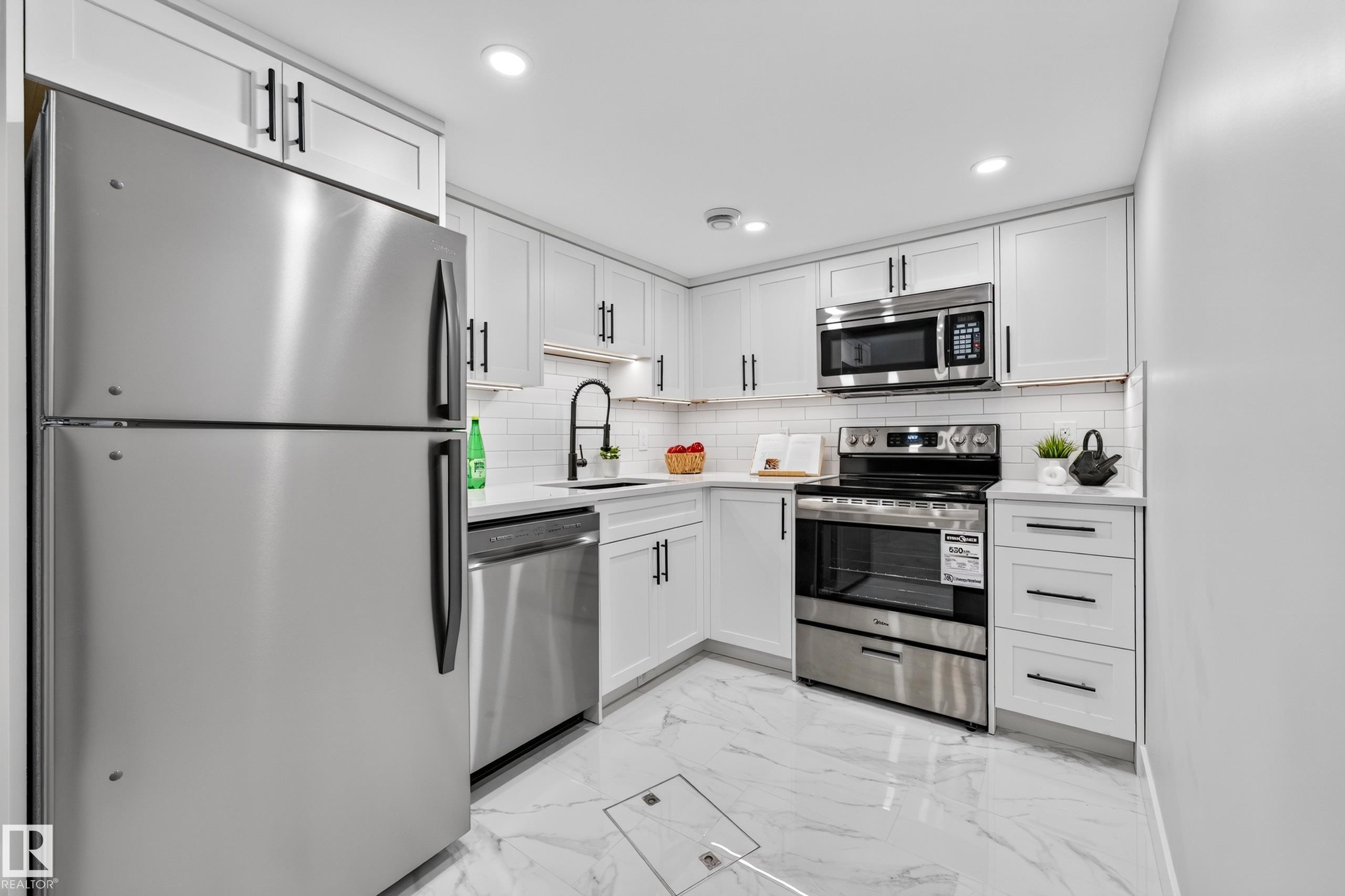 350 Jensen Lakes Boulevard, St. Albert, AB - Indoor Photo Showing Kitchen With Stainless Steel Kitchen With Upgraded Kitchen
