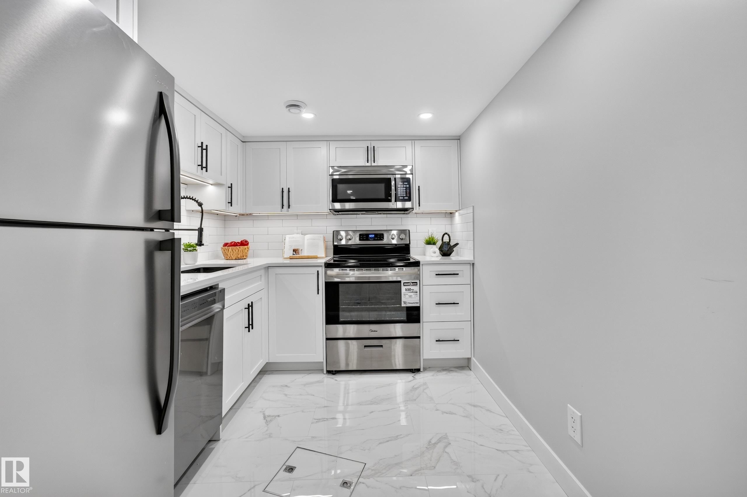 350 Jensen Lakes Boulevard, St. Albert, AB - Indoor Photo Showing Kitchen With Stainless Steel Kitchen