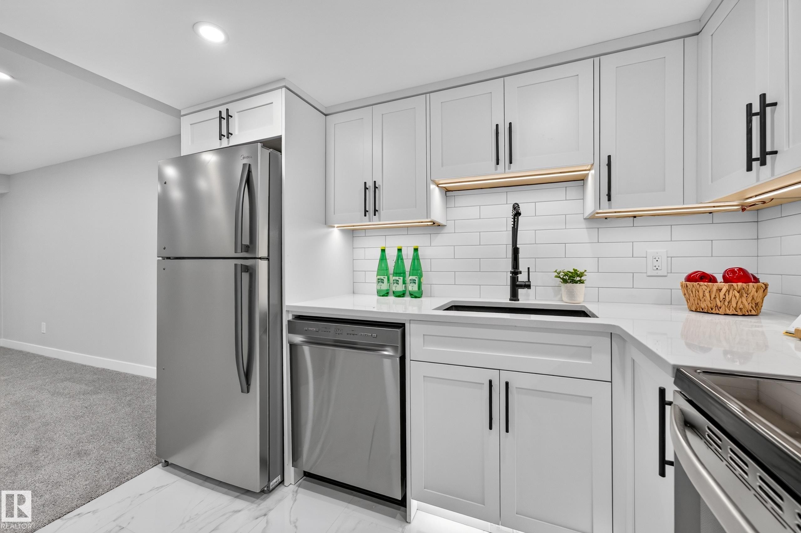 350 Jensen Lakes Boulevard, St. Albert, AB - Indoor Photo Showing Kitchen With Stainless Steel Kitchen With Upgraded Kitchen