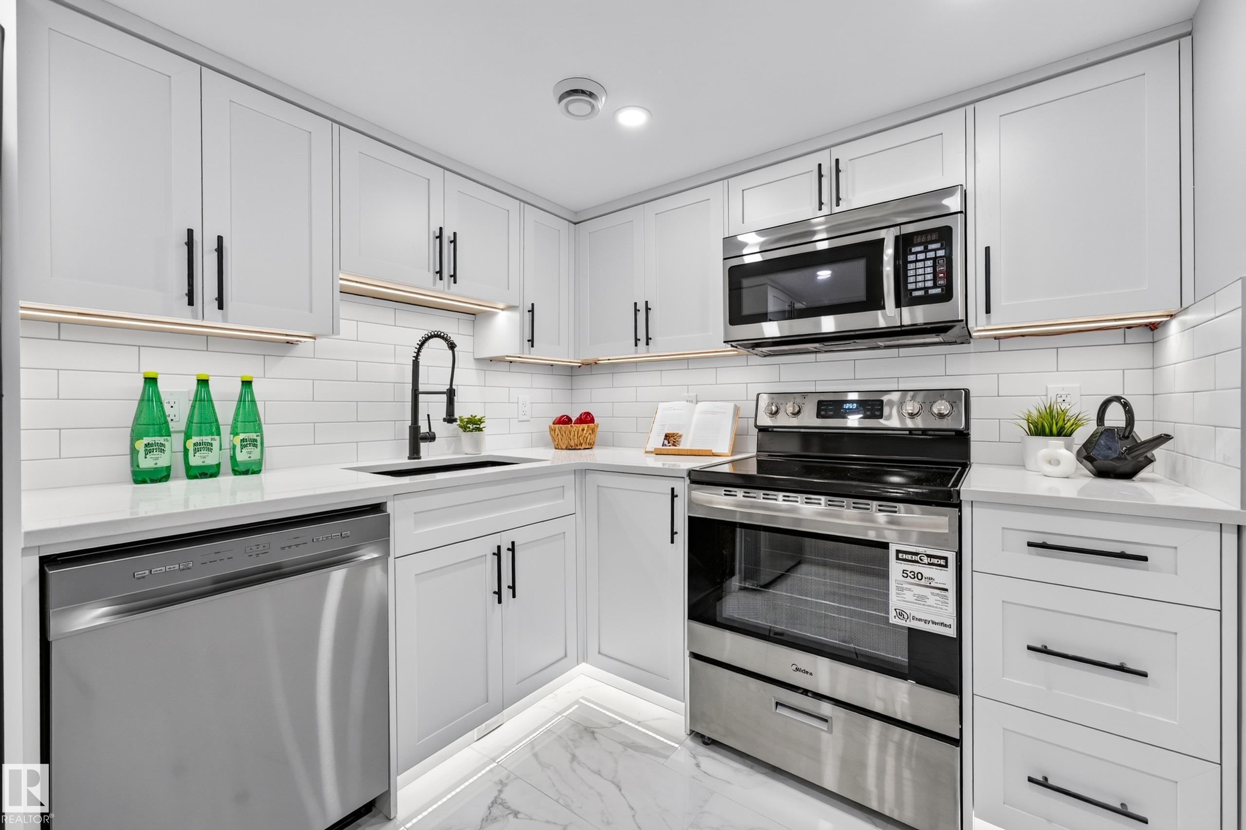 350 Jensen Lakes Boulevard, St. Albert, AB - Indoor Photo Showing Kitchen With Upgraded Kitchen