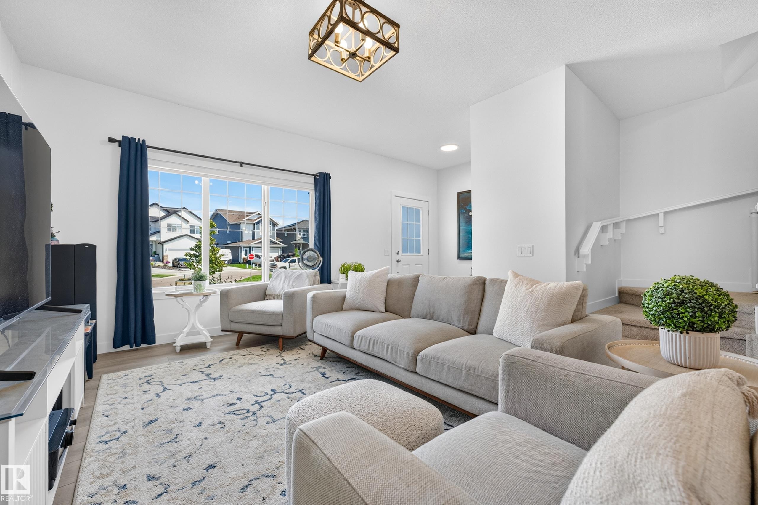 350 Jensen Lakes Boulevard, St. Albert, AB - Indoor Photo Showing Living Room