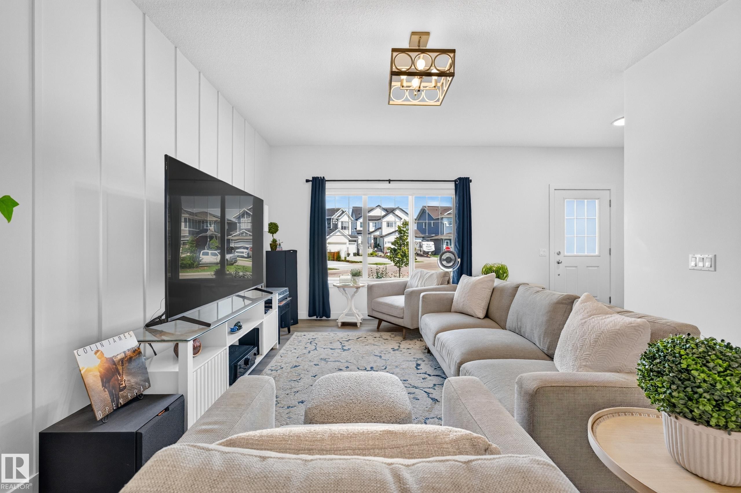 350 Jensen Lakes Boulevard, St. Albert, AB - Indoor Photo Showing Living Room