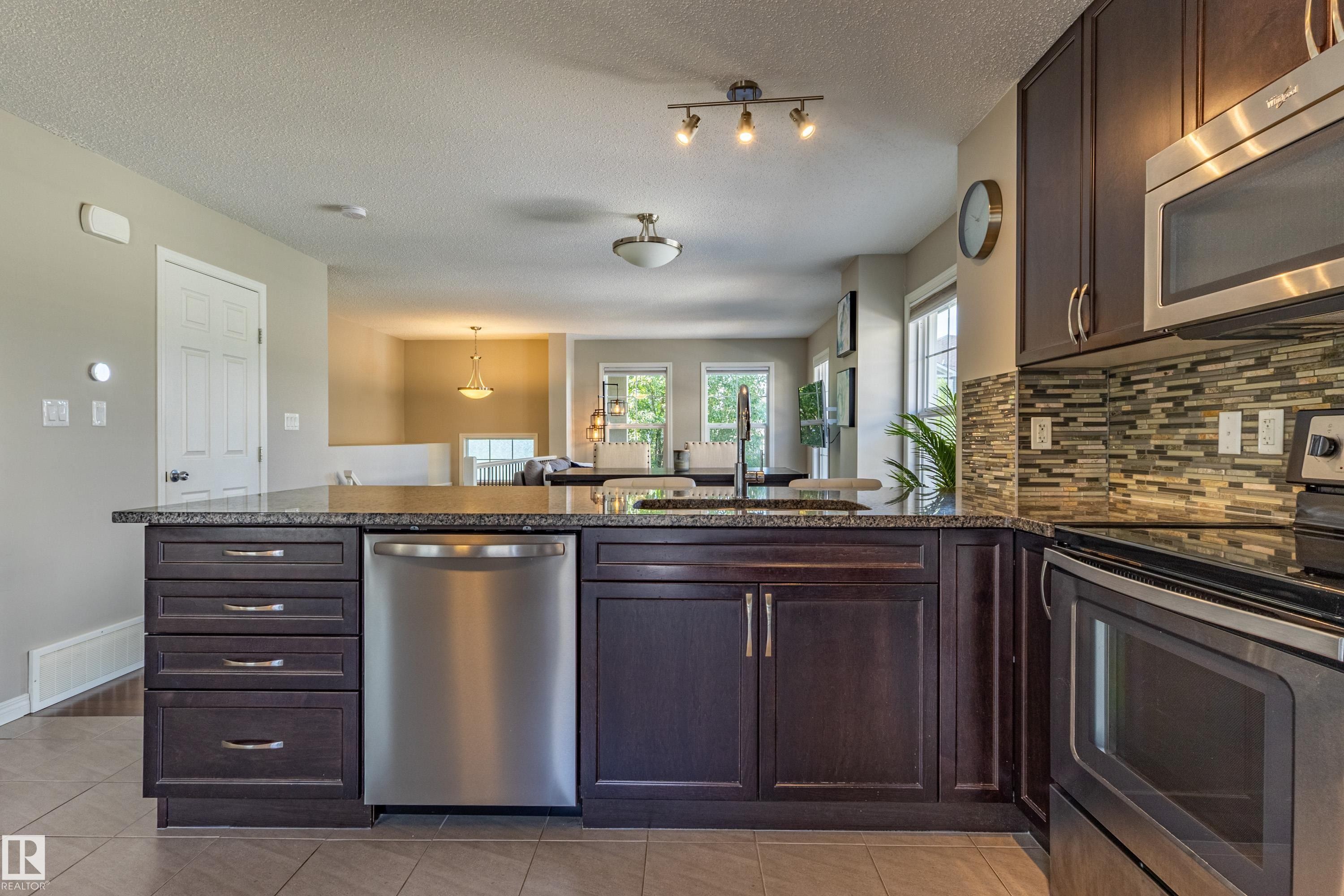 #54 4029 Orchards Dr Sw, Edmonton, AB - Indoor Photo Showing Kitchen With Stainless Steel Kitchen With Upgraded Kitchen