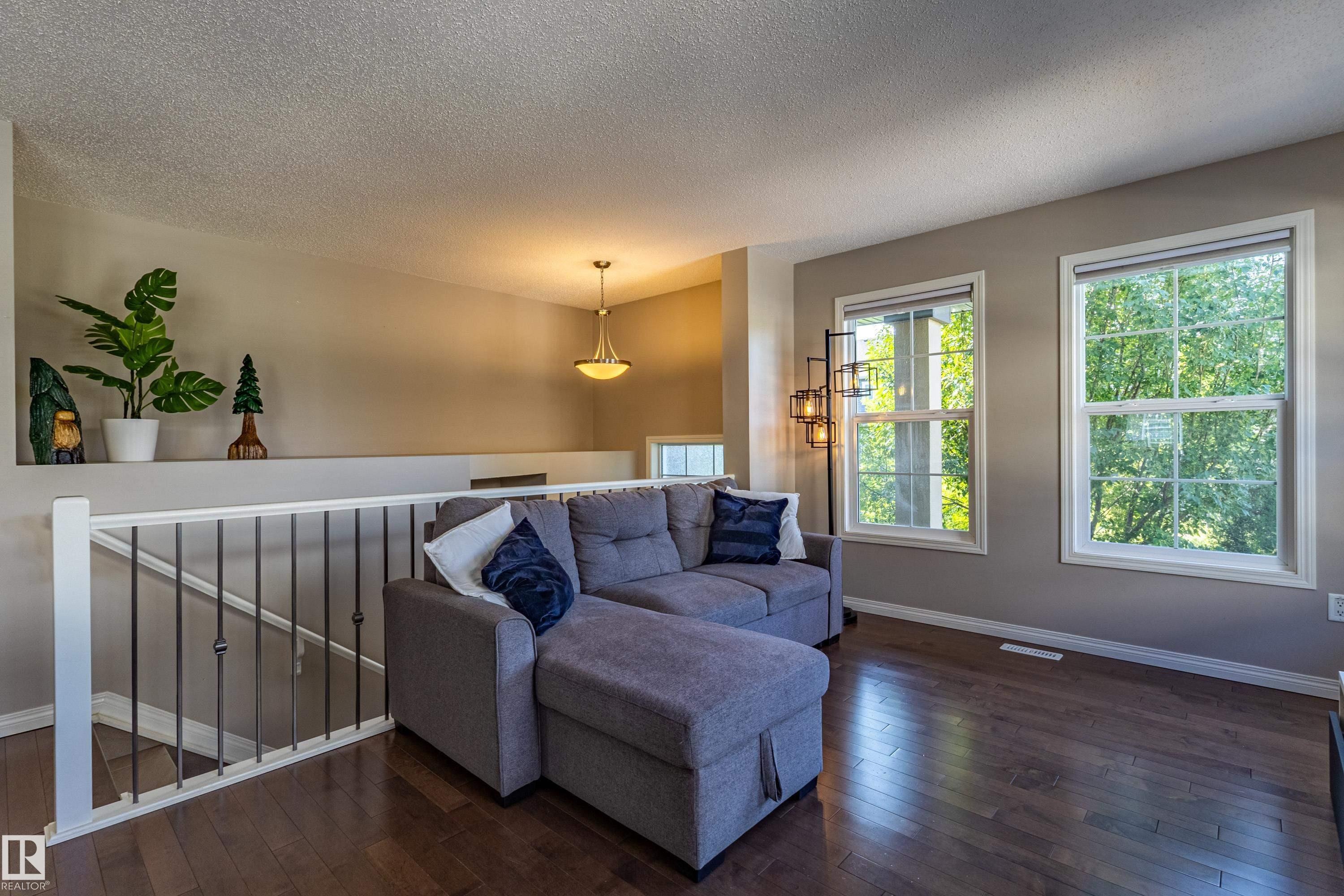 #54 4029 Orchards Dr Sw, Edmonton, AB - Indoor Photo Showing Living Room