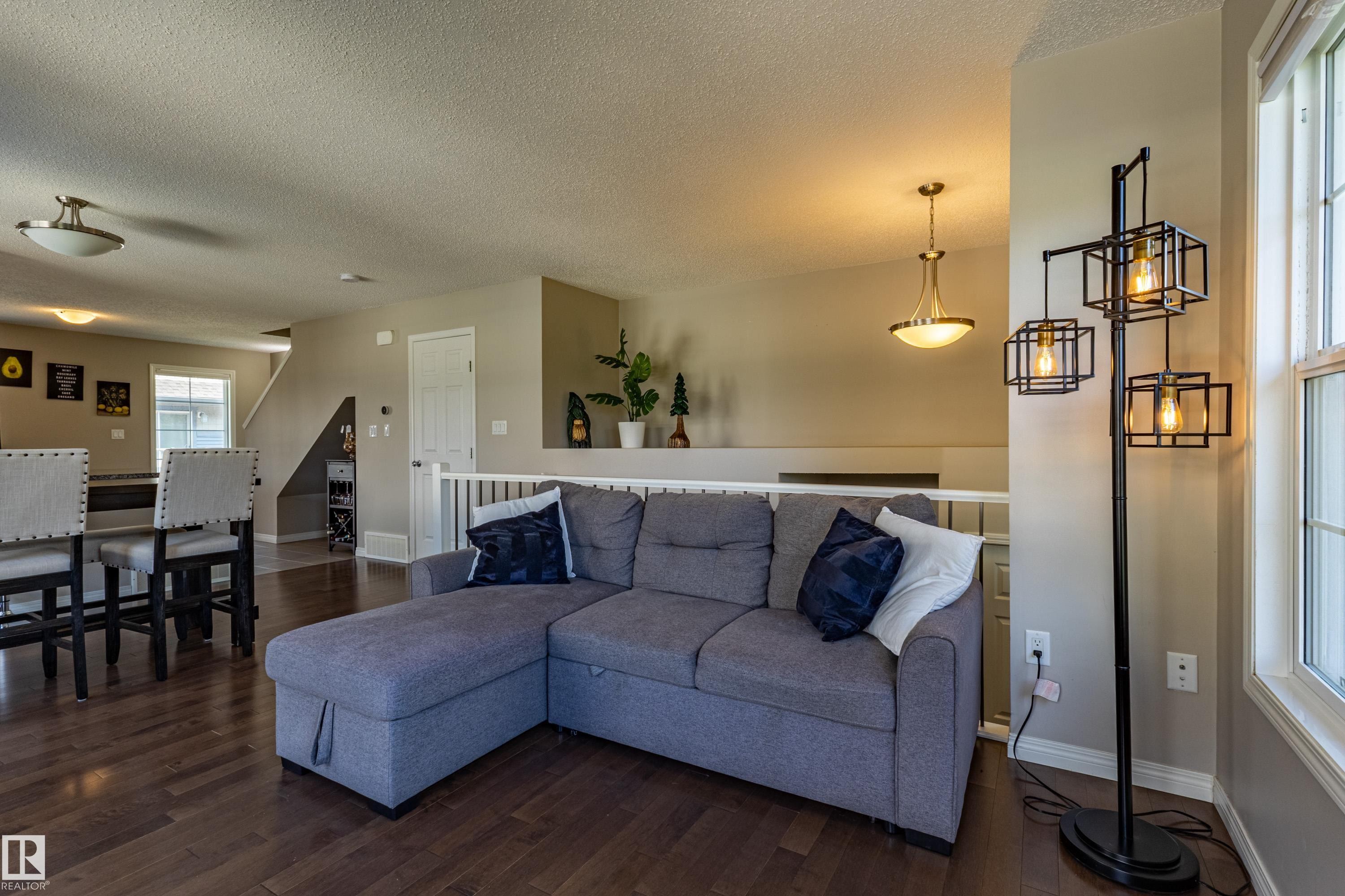 #54 4029 Orchards Dr Sw, Edmonton, AB - Indoor Photo Showing Living Room