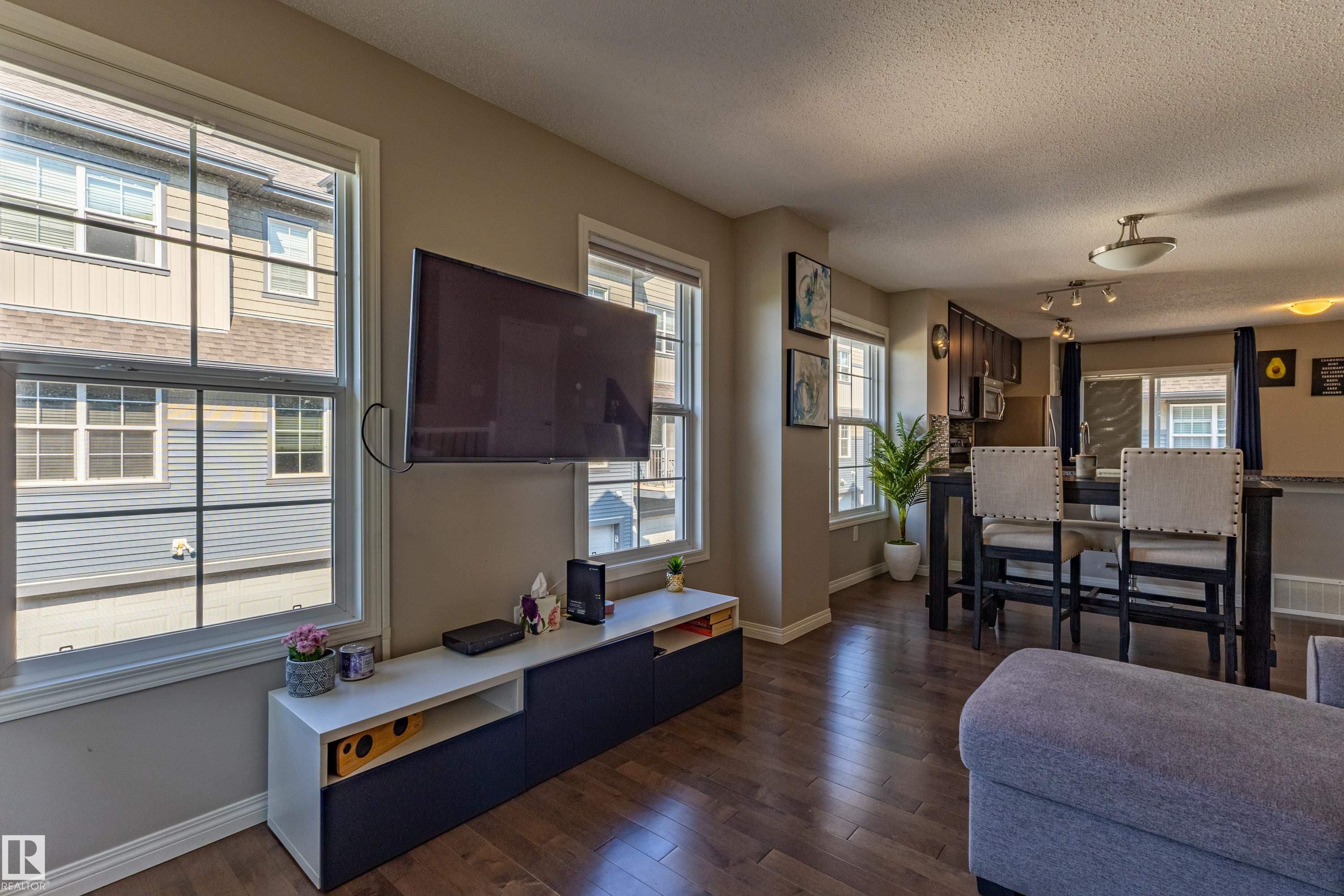 #54 4029 Orchards Dr Sw, Edmonton, AB - Indoor Photo Showing Living Room