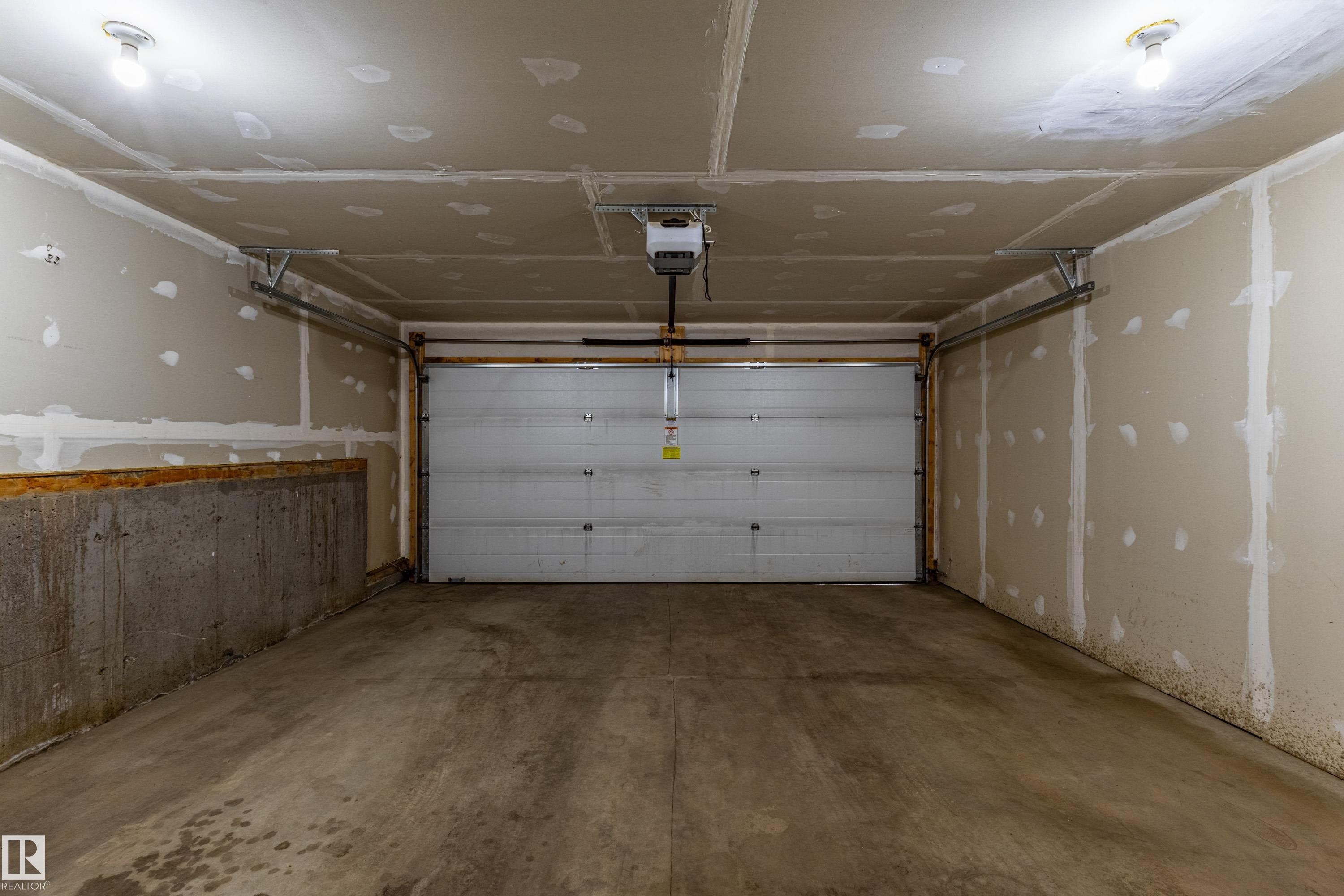 #54 4029 Orchards Dr Sw, Edmonton, AB - Indoor Photo Showing Garage