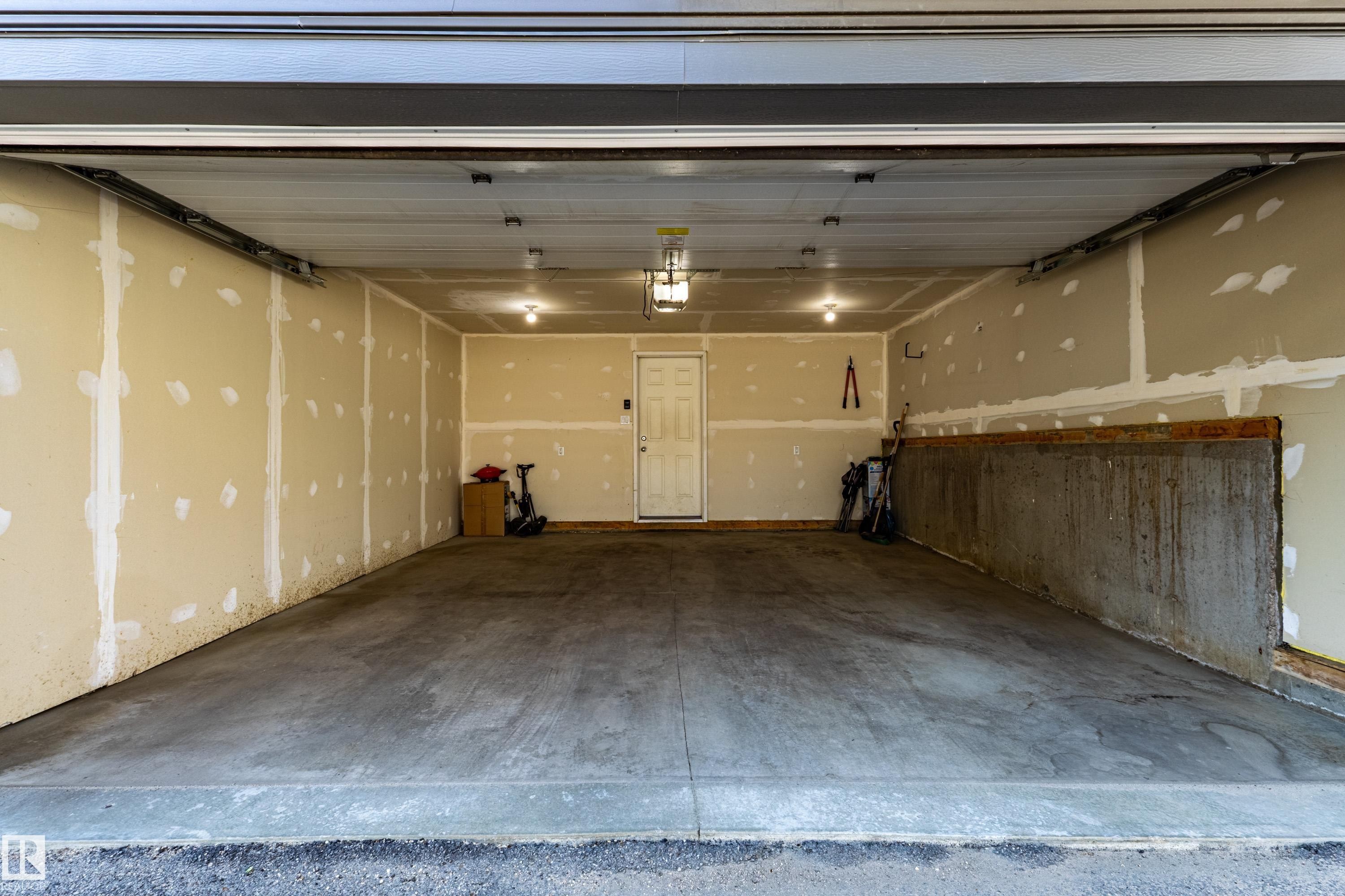 #54 4029 Orchards Dr Sw, Edmonton, AB - Indoor Photo Showing Garage