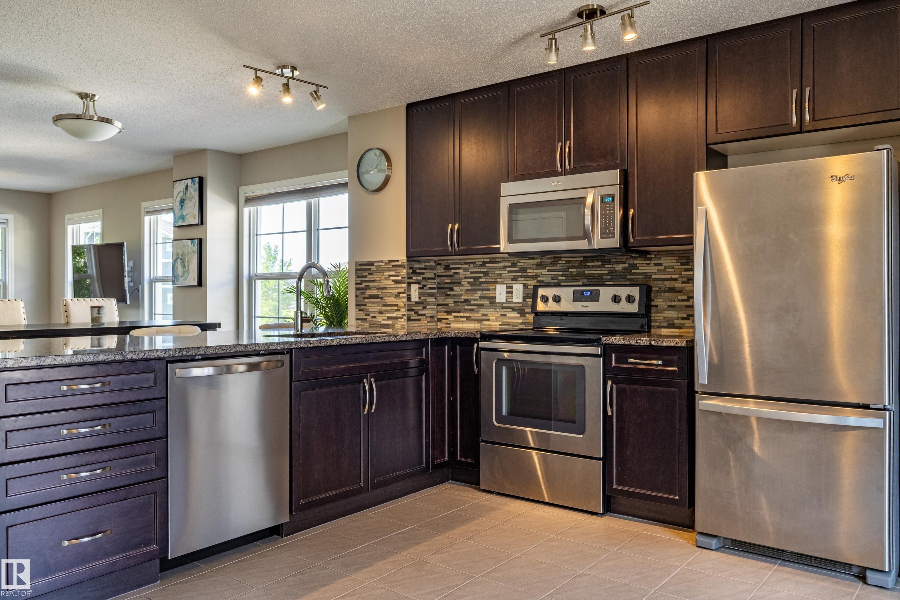 #54 4029 Orchards Dr Sw, Edmonton, AB - Indoor Photo Showing Kitchen With Stainless Steel Kitchen With Upgraded Kitchen