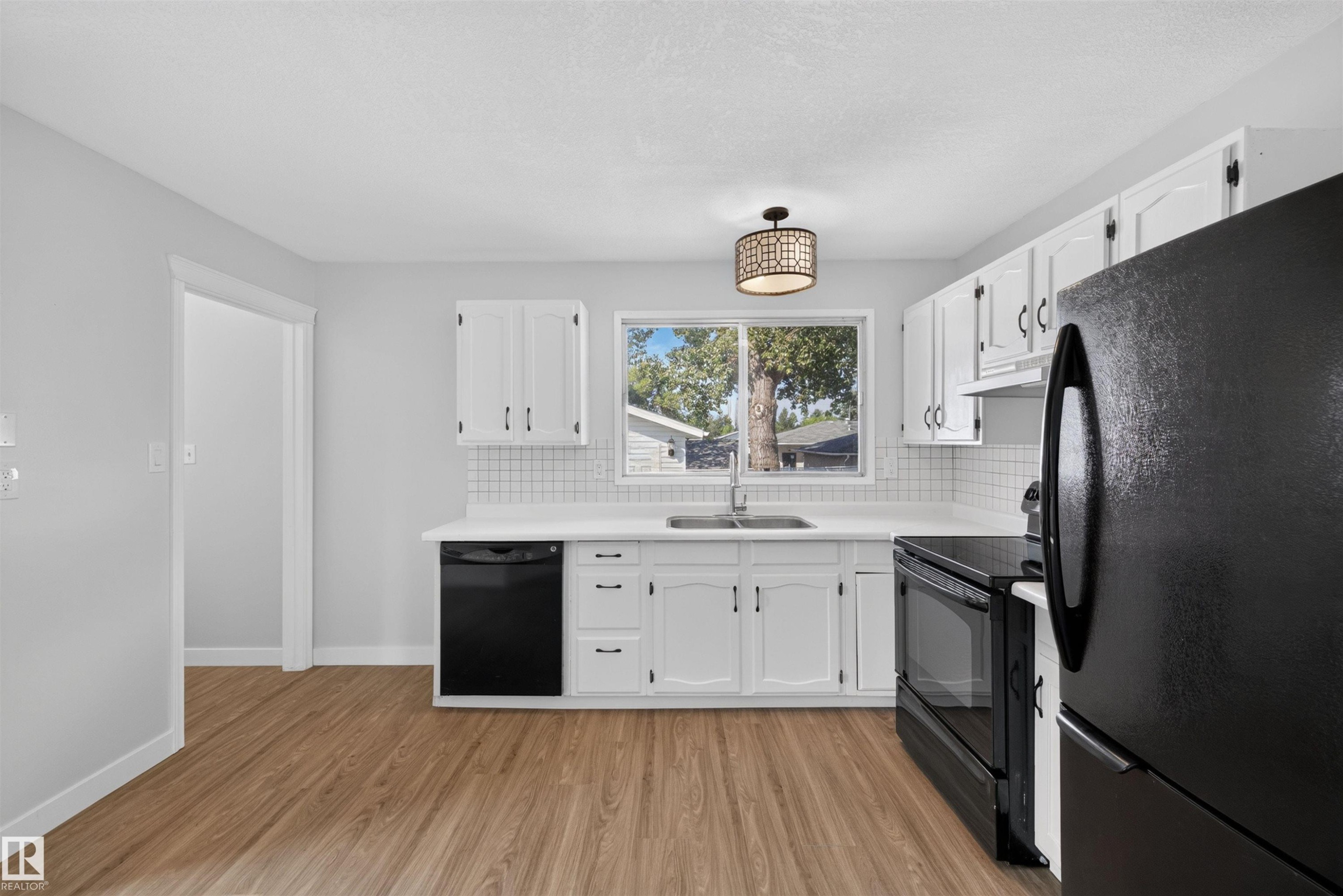 59 Granville Crescent, Sherwood Park, AB - Indoor Photo Showing Kitchen With Double Sink