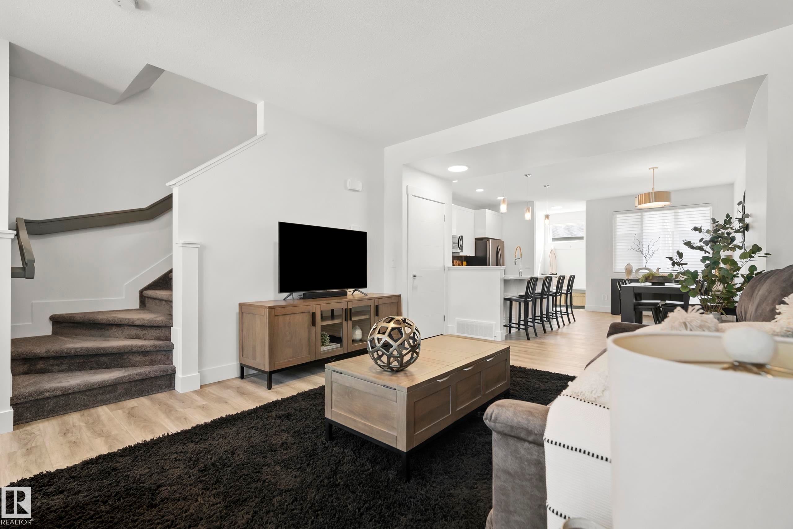 175 Kinglet Boulevard Nw, Edmonton, AB - Indoor Photo Showing Living Room