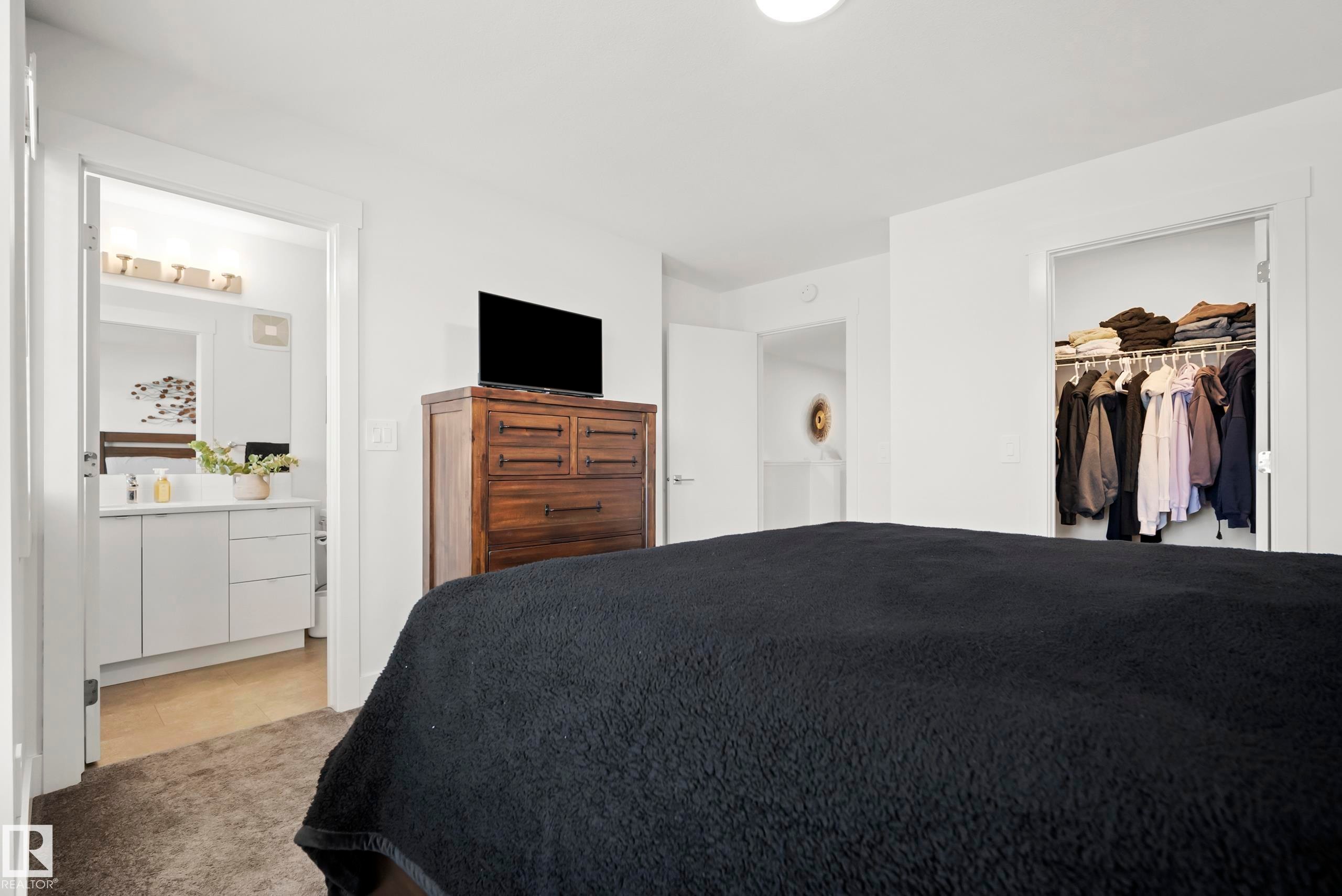 175 Kinglet Boulevard Nw, Edmonton, AB - Indoor Photo Showing Bedroom