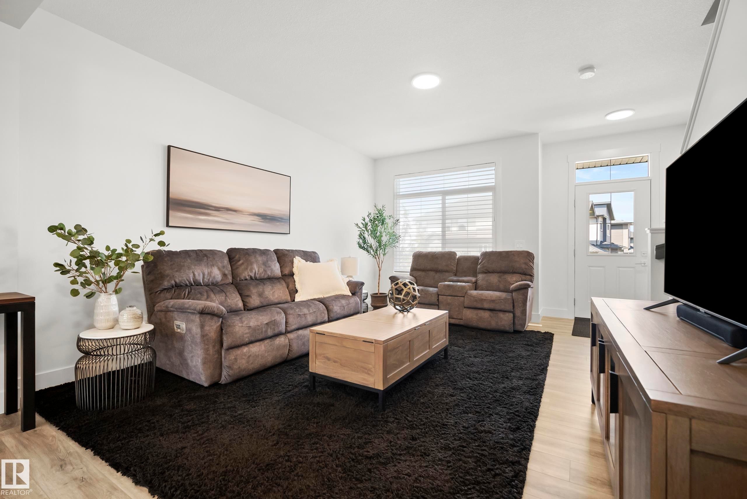 175 Kinglet Boulevard Nw, Edmonton, AB - Indoor Photo Showing Living Room