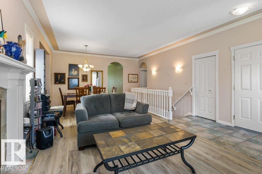 #27 170 Kingswood Bv, St. Albert, AB - Indoor Photo Showing Living Room