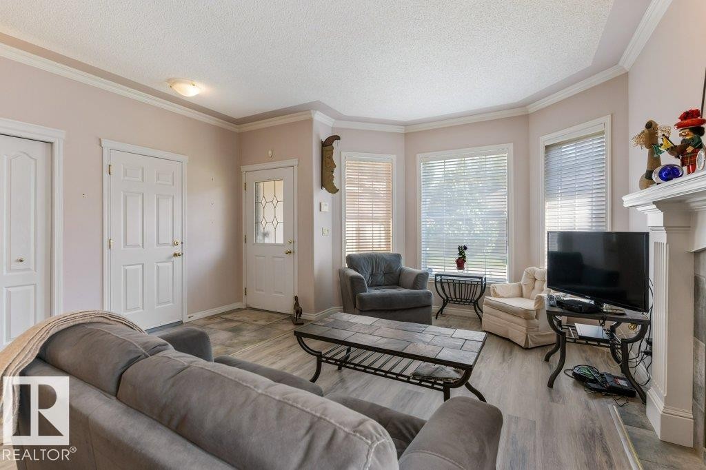 #27 170 Kingswood Bv, St. Albert, AB - Indoor Photo Showing Living Room