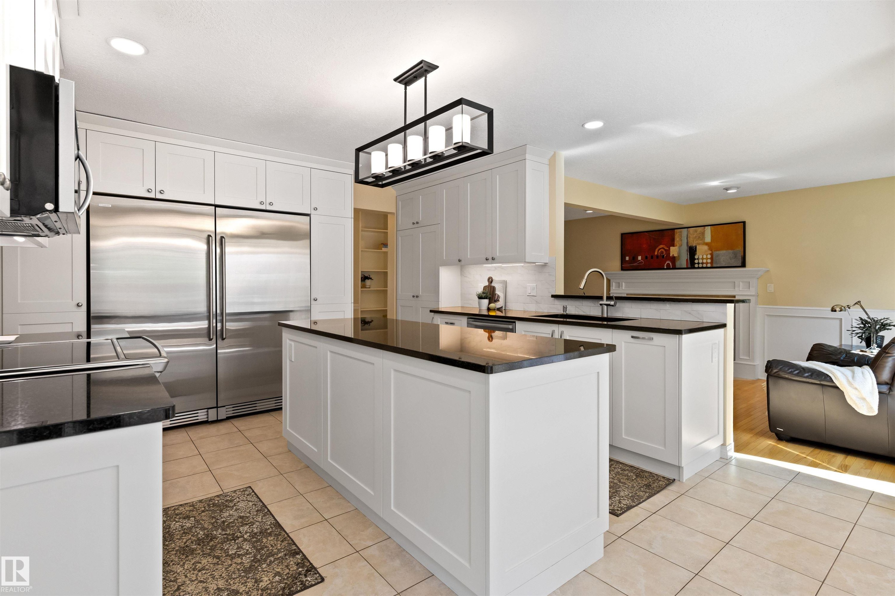 26 Eastbourne Close, St. Albert, AB - Indoor Photo Showing Kitchen With Upgraded Kitchen