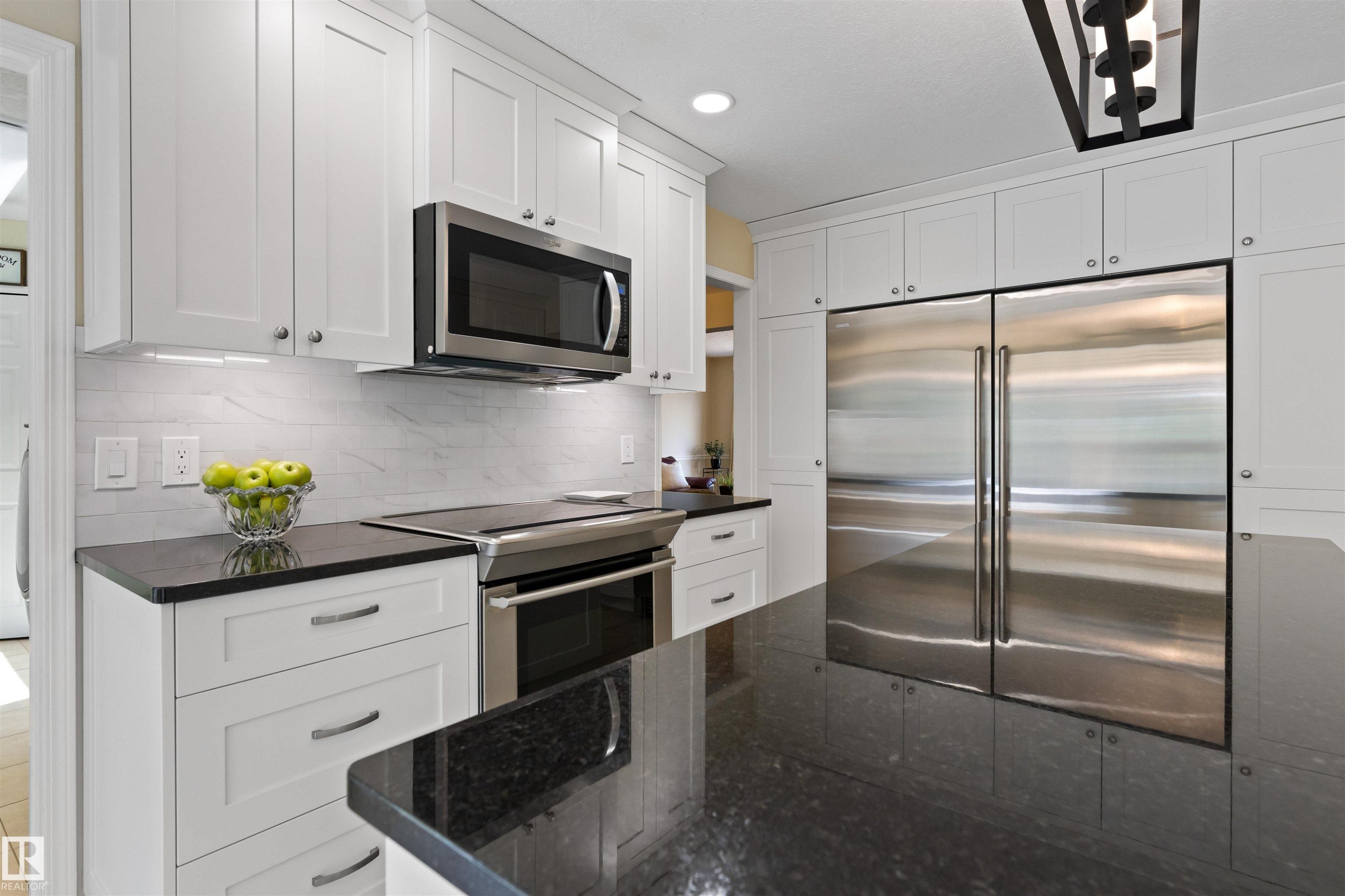 26 Eastbourne Close, St. Albert, AB - Indoor Photo Showing Kitchen With Upgraded Kitchen