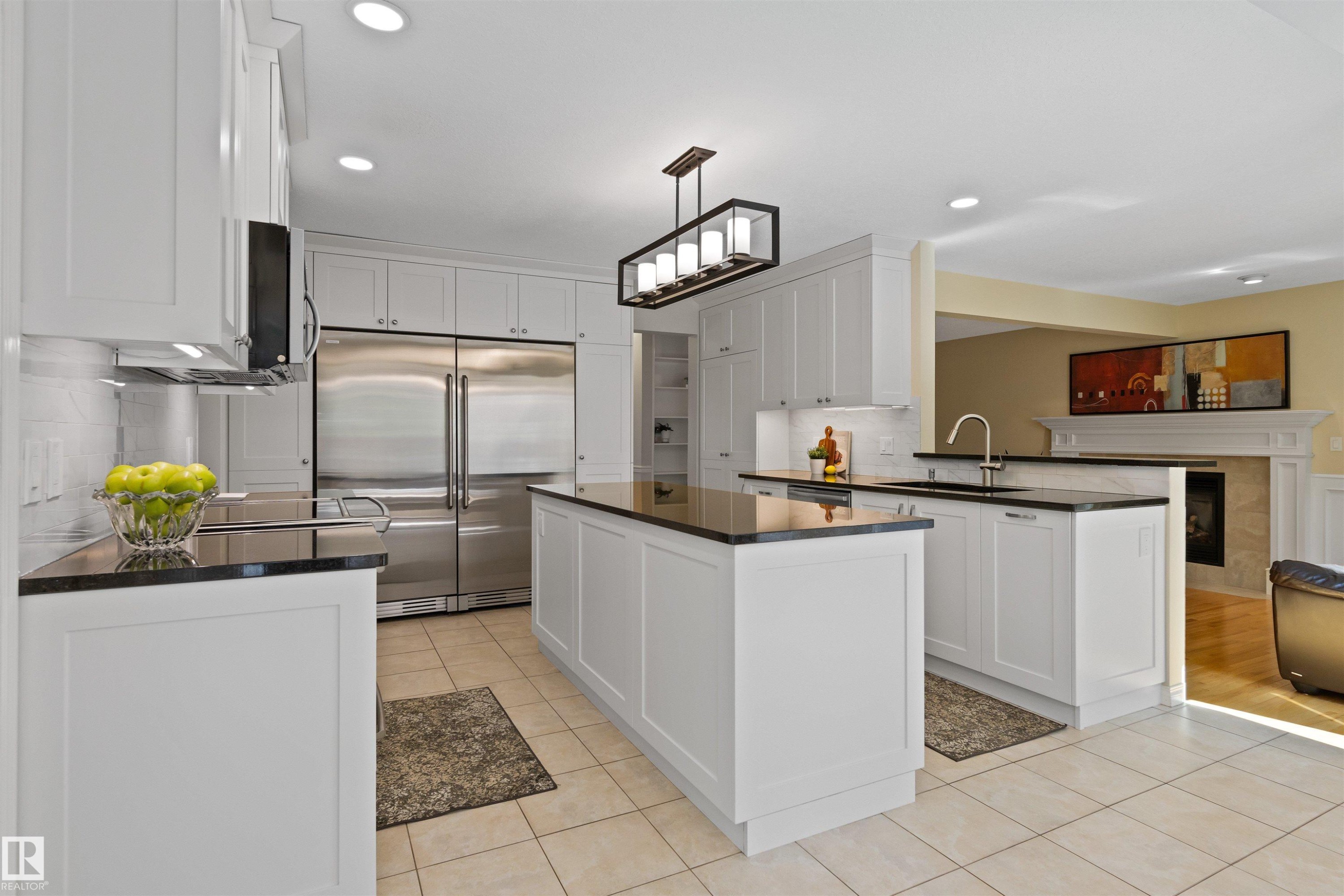 26 Eastbourne Close, St. Albert, AB - Indoor Photo Showing Kitchen With Upgraded Kitchen