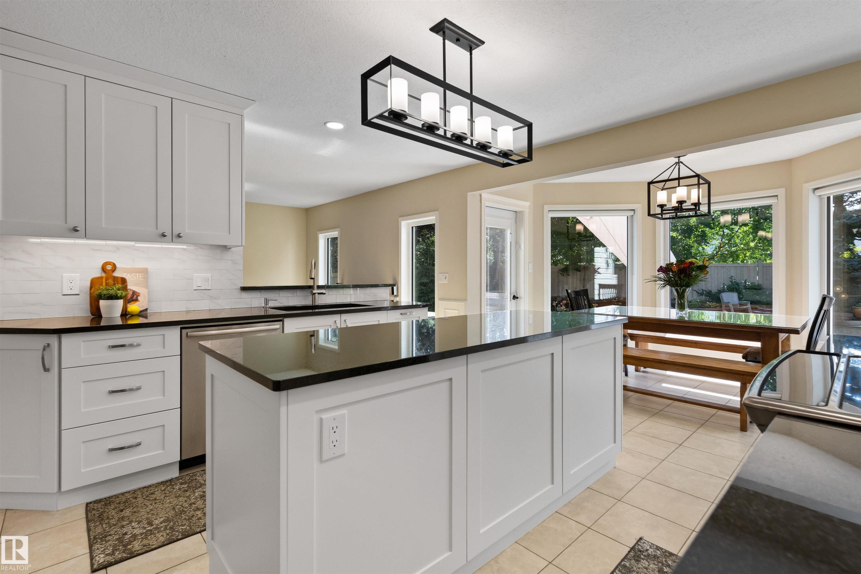 26 Eastbourne Close, St. Albert, AB - Indoor Photo Showing Kitchen With Upgraded Kitchen