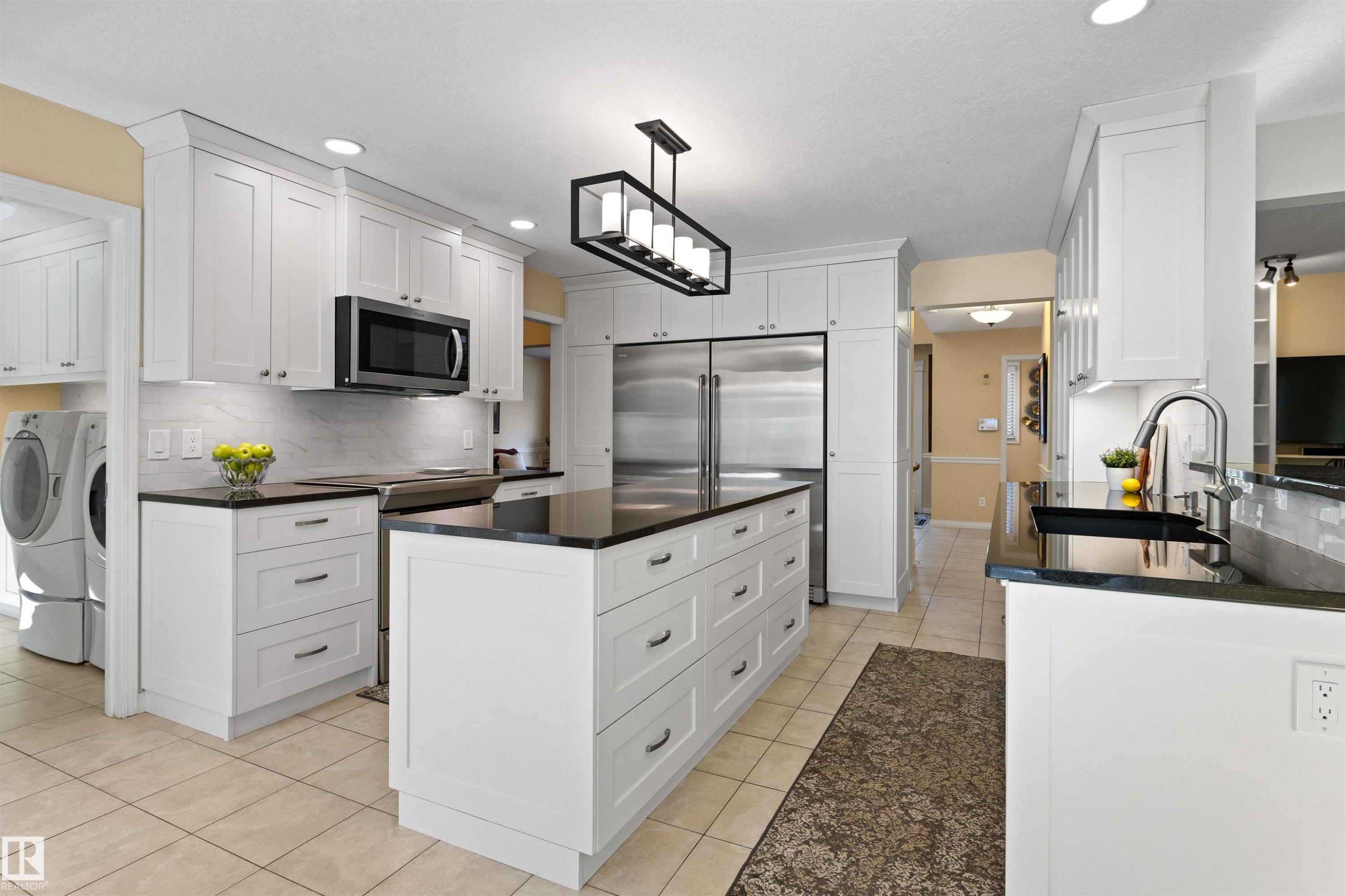 26 Eastbourne Close, St. Albert, AB - Indoor Photo Showing Kitchen With Upgraded Kitchen
