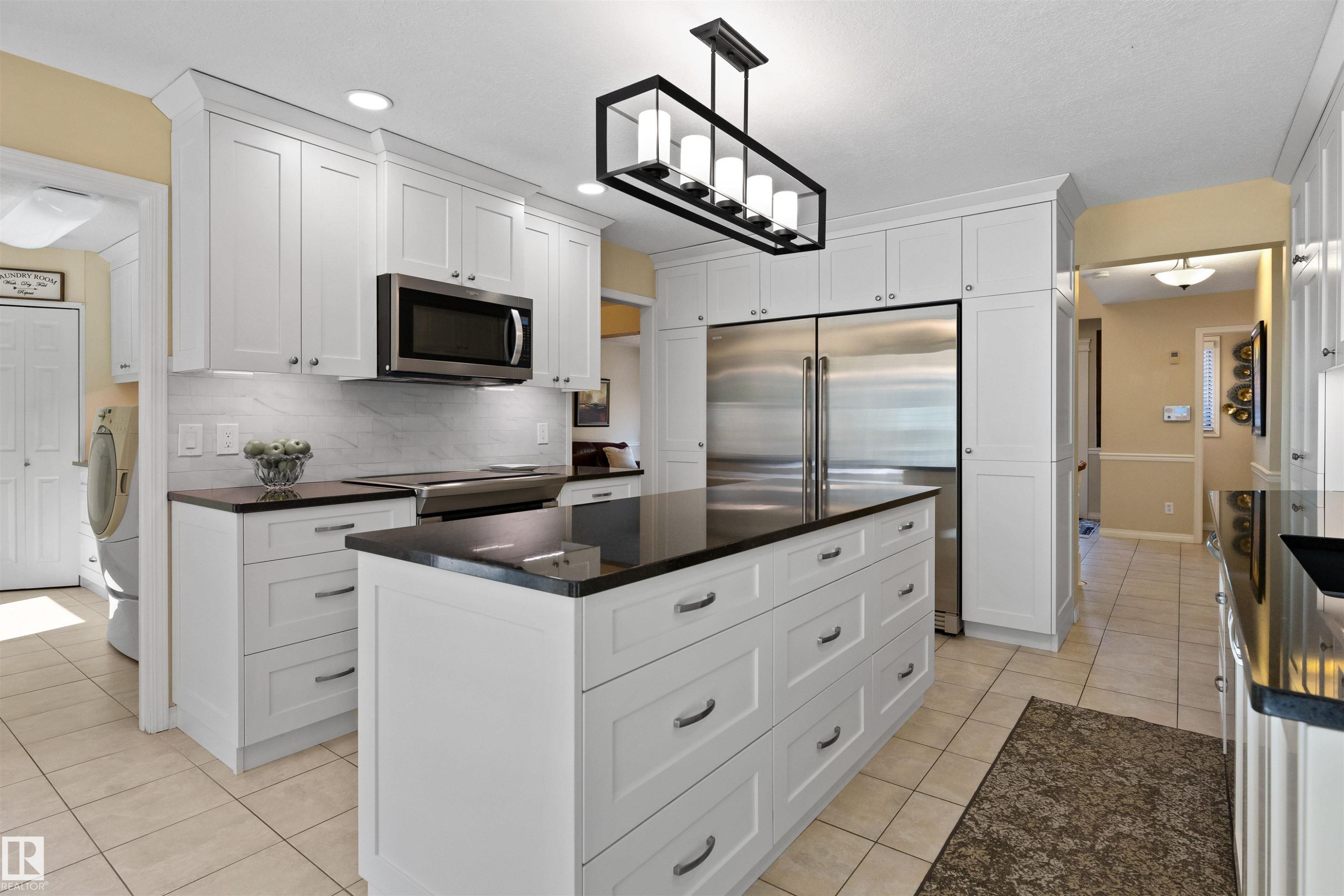 26 Eastbourne Close, St. Albert, AB - Indoor Photo Showing Kitchen With Upgraded Kitchen