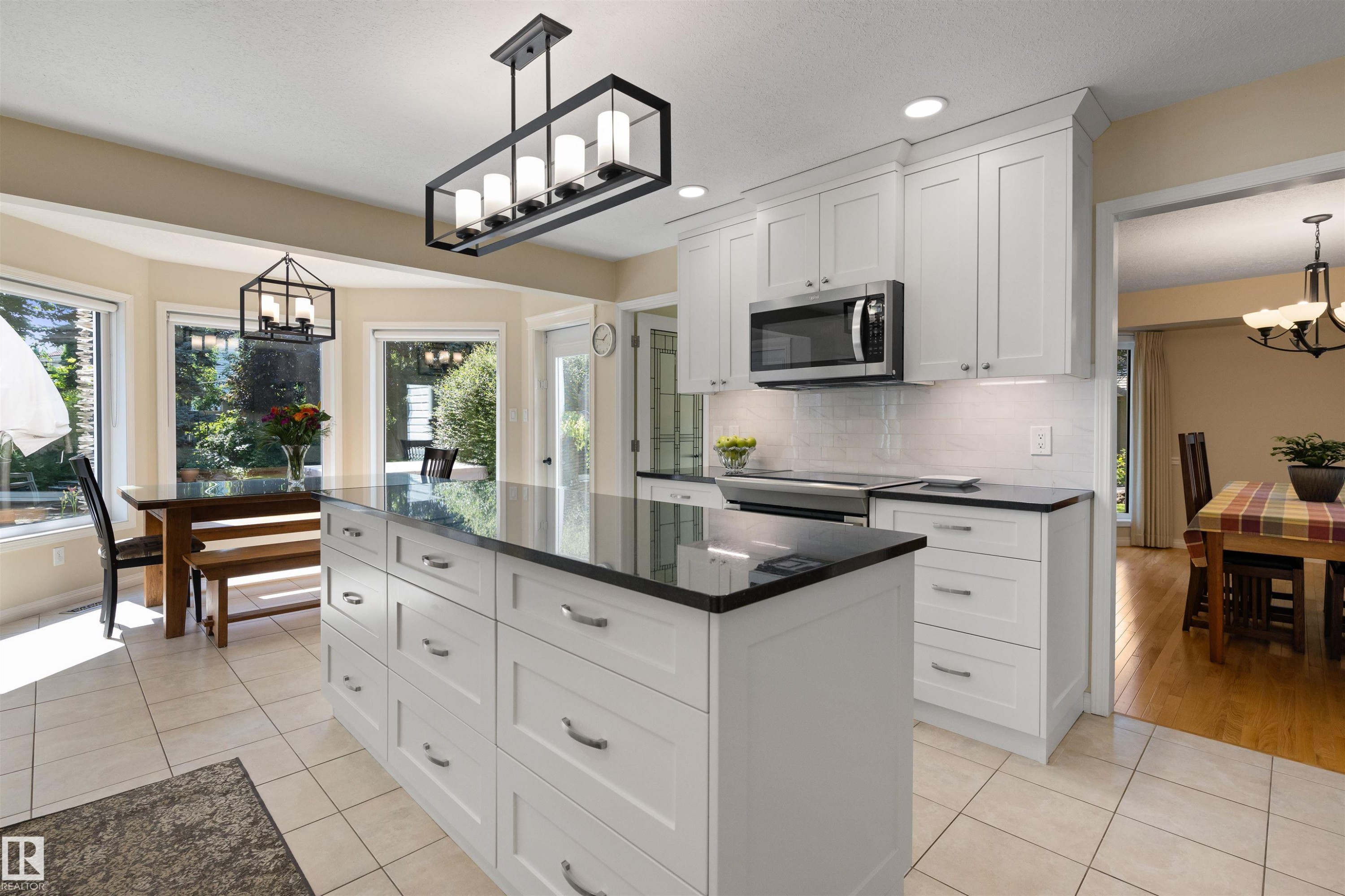 26 Eastbourne Close, St. Albert, AB - Indoor Photo Showing Kitchen With Upgraded Kitchen