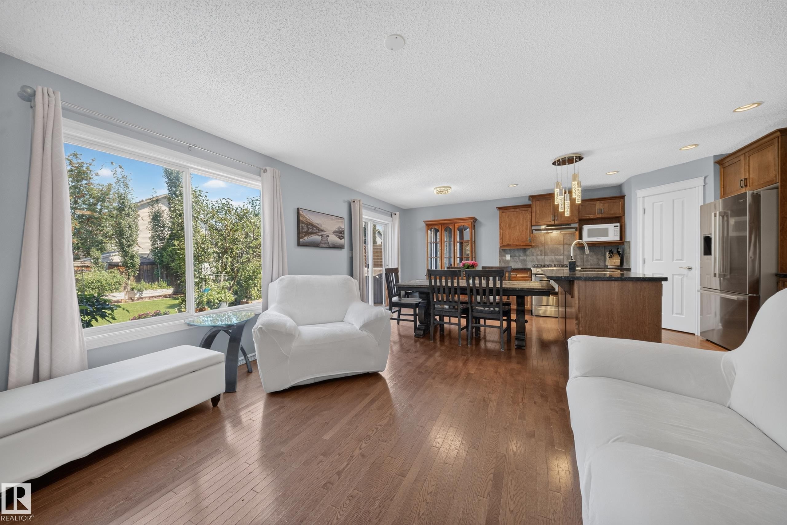 90 Rue Montalet, Beaumont, AB - Indoor Photo Showing Living Room