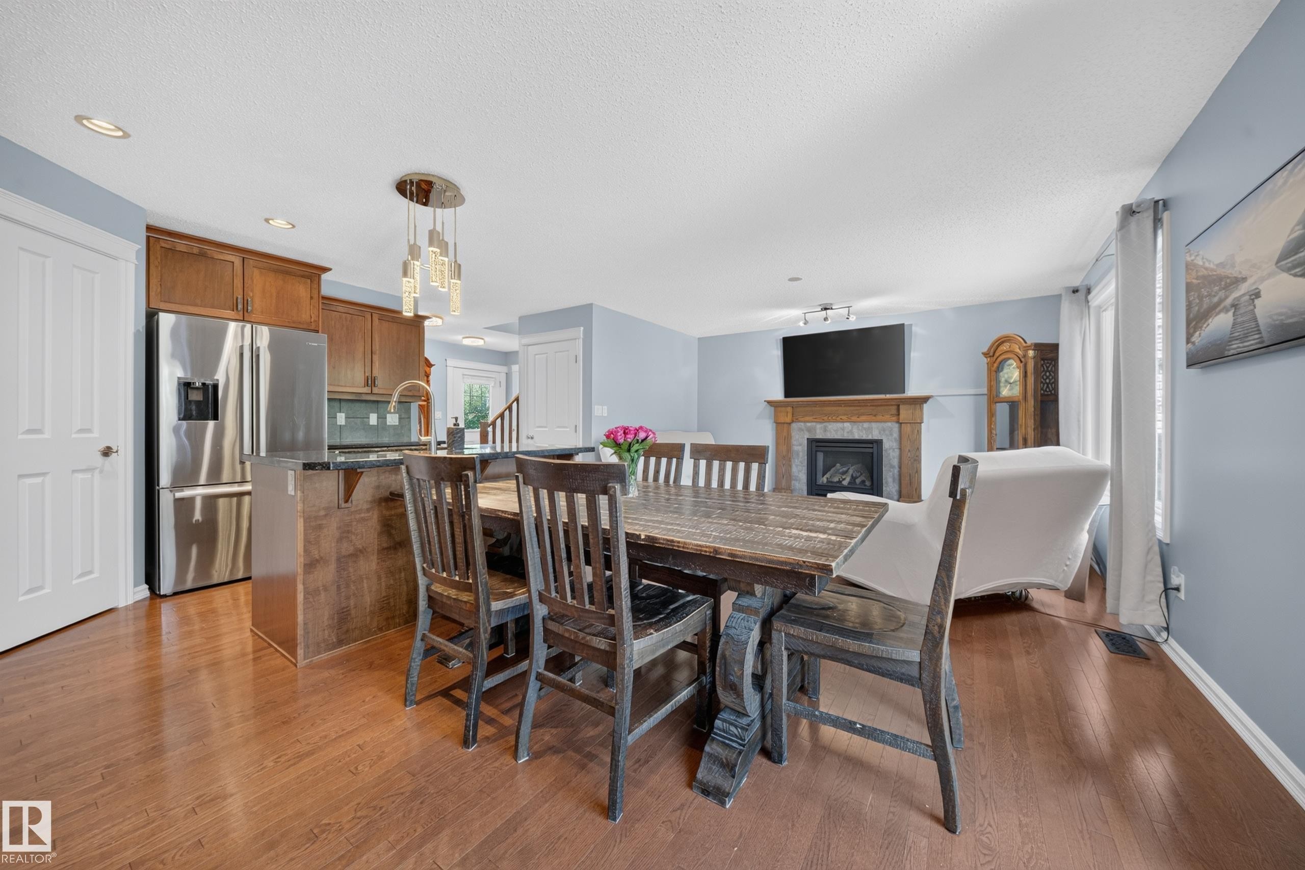90 Rue Montalet, Beaumont, AB - Indoor Photo Showing Dining Room