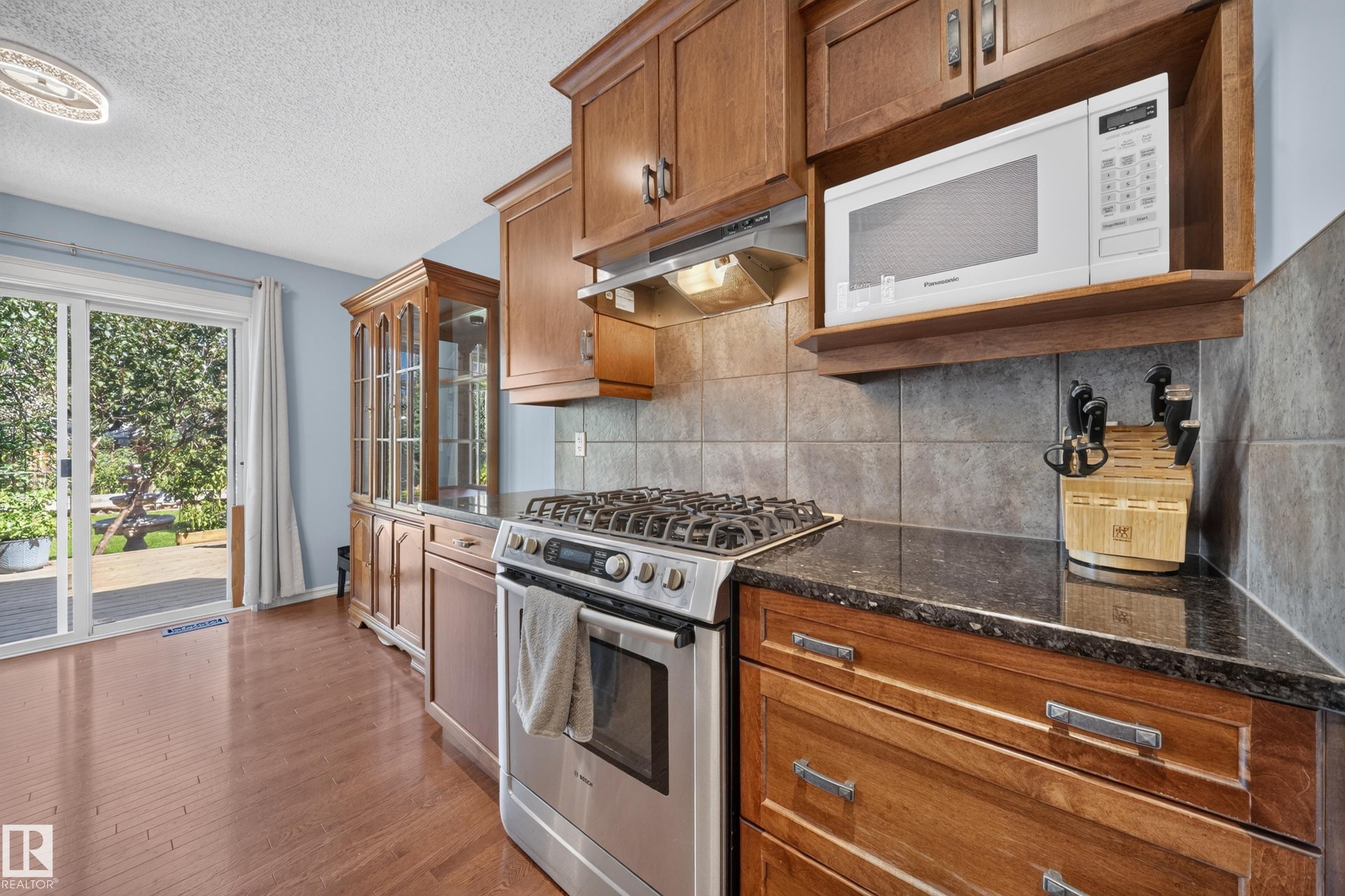 90 Rue Montalet, Beaumont, AB - Indoor Photo Showing Kitchen